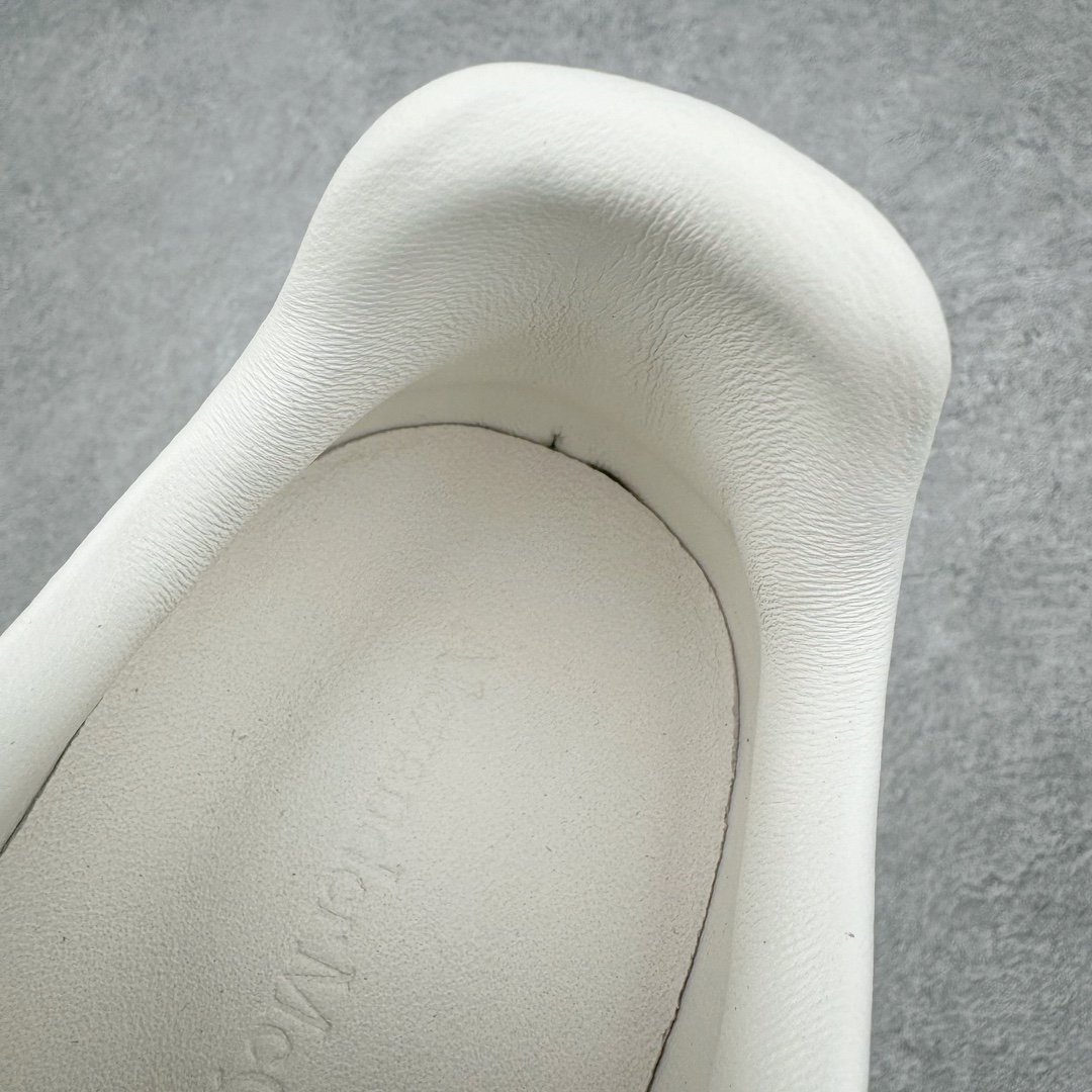 图片[12]-＃M纯原 Alexander McQueen/亚历山大麦昆经典松糕鞋厚底增高小白鞋 黑绒尾 增高效果7CM 最经典简约百搭的小白鞋没有之一 官方2023版最新细节 意大利进口原厂开边珠抗裂头层牛皮 表层面皮带凸起不规则小漆点 升级进口牛皮内里加PU鞋垫 区别市面旧版国产丝光绸鞋面加小羊皮内里 成本单价回弹度性耐磨性不在一个级别 E厂钢印烫金中底版细节 注意此代工厂出品没有带固特异钉子 最完美的增高百搭小白鞋 全套原版包装 配件齐全 官方一致 凹凸定制正品原盒包装 定制灰色得物纸盒外包装加固 尺码：35 36 37 38 39 40 41 42 43 44 45-选品中心