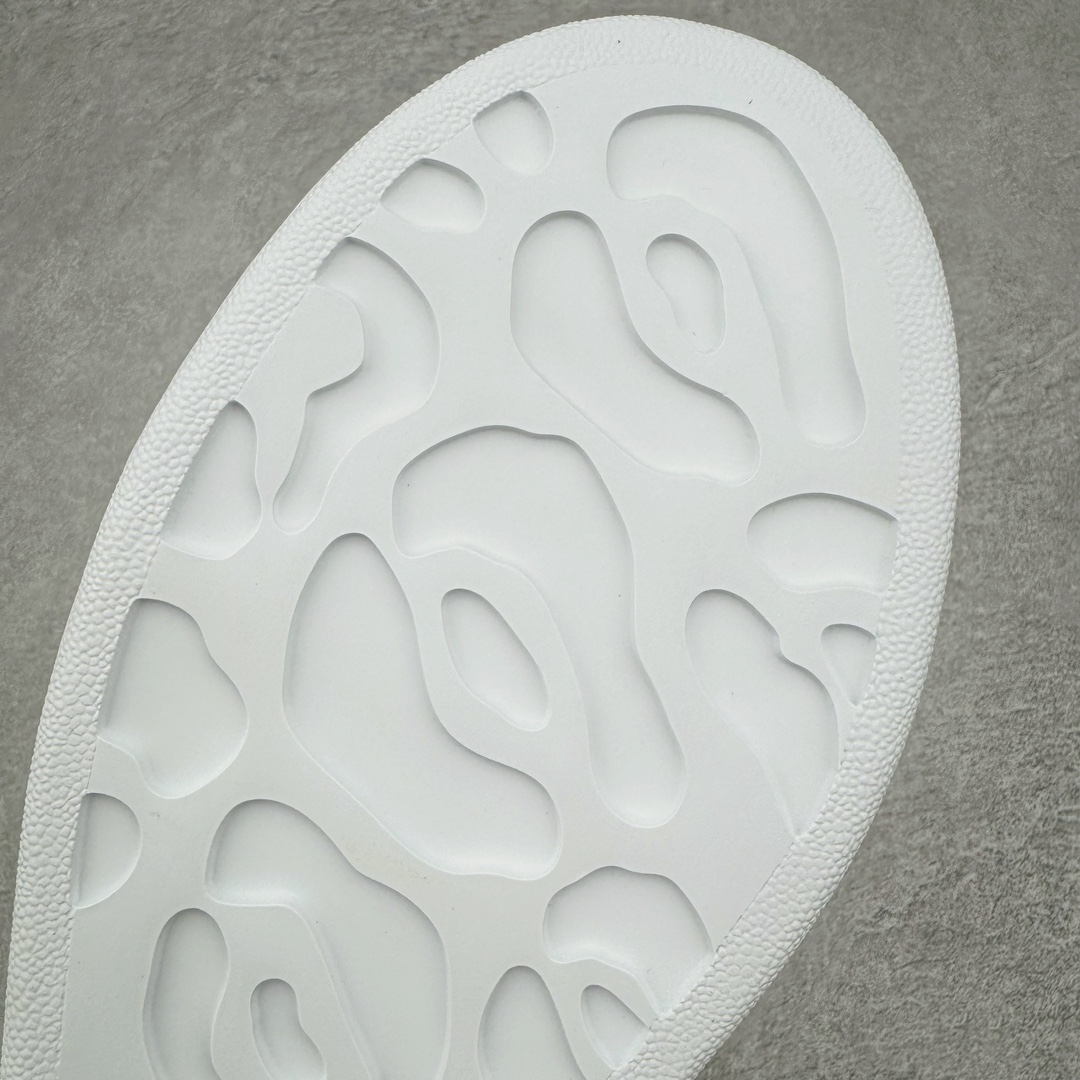 图片[25]-＃M纯原 Alexander McQueen/亚历山大麦昆经典松糕鞋厚底增高小白鞋 黑绒尾 增高效果7CM 最经典简约百搭的小白鞋没有之一 官方2023版最新细节 意大利进口原厂开边珠抗裂头层牛皮 表层面皮带凸起不规则小漆点 升级进口牛皮内里加PU鞋垫 区别市面旧版国产丝光绸鞋面加小羊皮内里 成本单价回弹度性耐磨性不在一个级别 E厂钢印烫金中底版细节 注意此代工厂出品没有带固特异钉子 最完美的增高百搭小白鞋 全套原版包装 配件齐全 官方一致 凹凸定制正品原盒包装 定制灰色得物纸盒外包装加固 尺码：35 36 37 38 39 40 41 42 43 44 45-选品中心