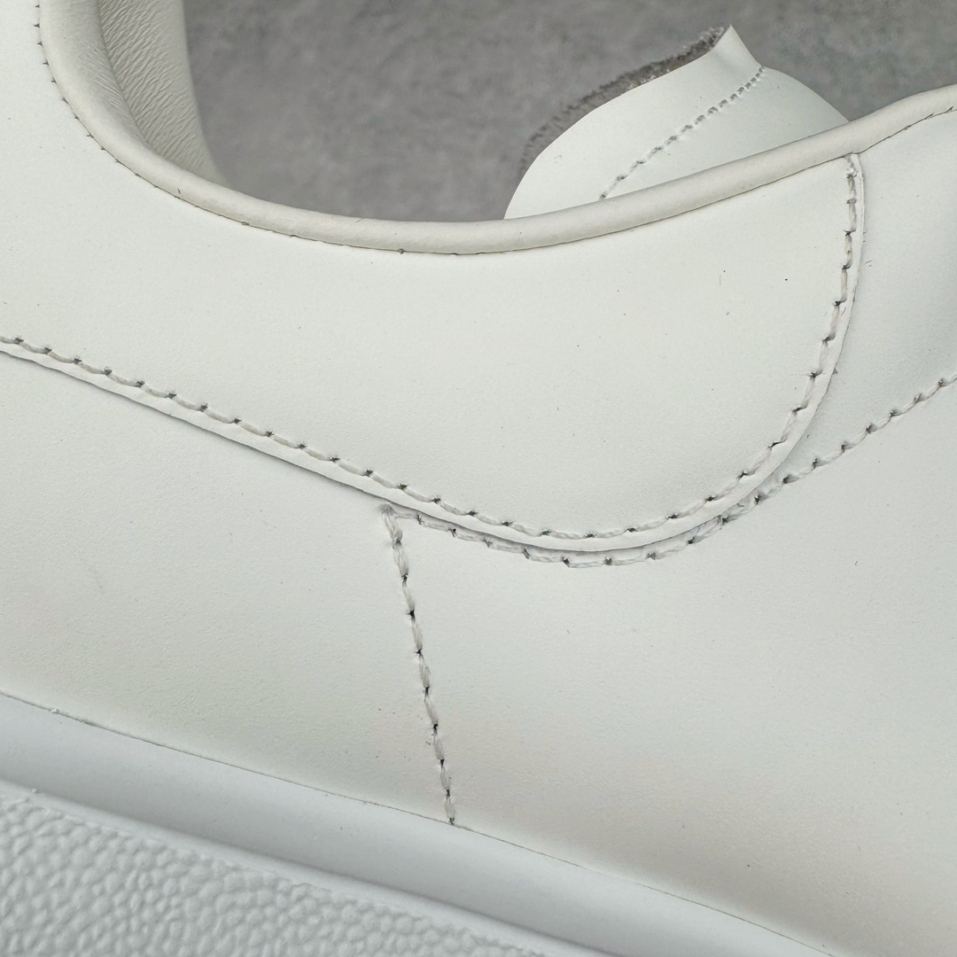 图片[19]-＃M纯原 Alexander McQueen/亚历山大麦昆经典松糕鞋厚底增高小白鞋 黑绒尾 增高效果7CM 最经典简约百搭的小白鞋没有之一 官方2023版最新细节 意大利进口原厂开边珠抗裂头层牛皮 表层面皮带凸起不规则小漆点 升级进口牛皮内里加PU鞋垫 区别市面旧版国产丝光绸鞋面加小羊皮内里 成本单价回弹度性耐磨性不在一个级别 E厂钢印烫金中底版细节 注意此代工厂出品没有带固特异钉子 最完美的增高百搭小白鞋 全套原版包装 配件齐全 官方一致 凹凸定制正品原盒包装 定制灰色得物纸盒外包装加固 尺码：35 36 37 38 39 40 41 42 43 44 45-选品中心