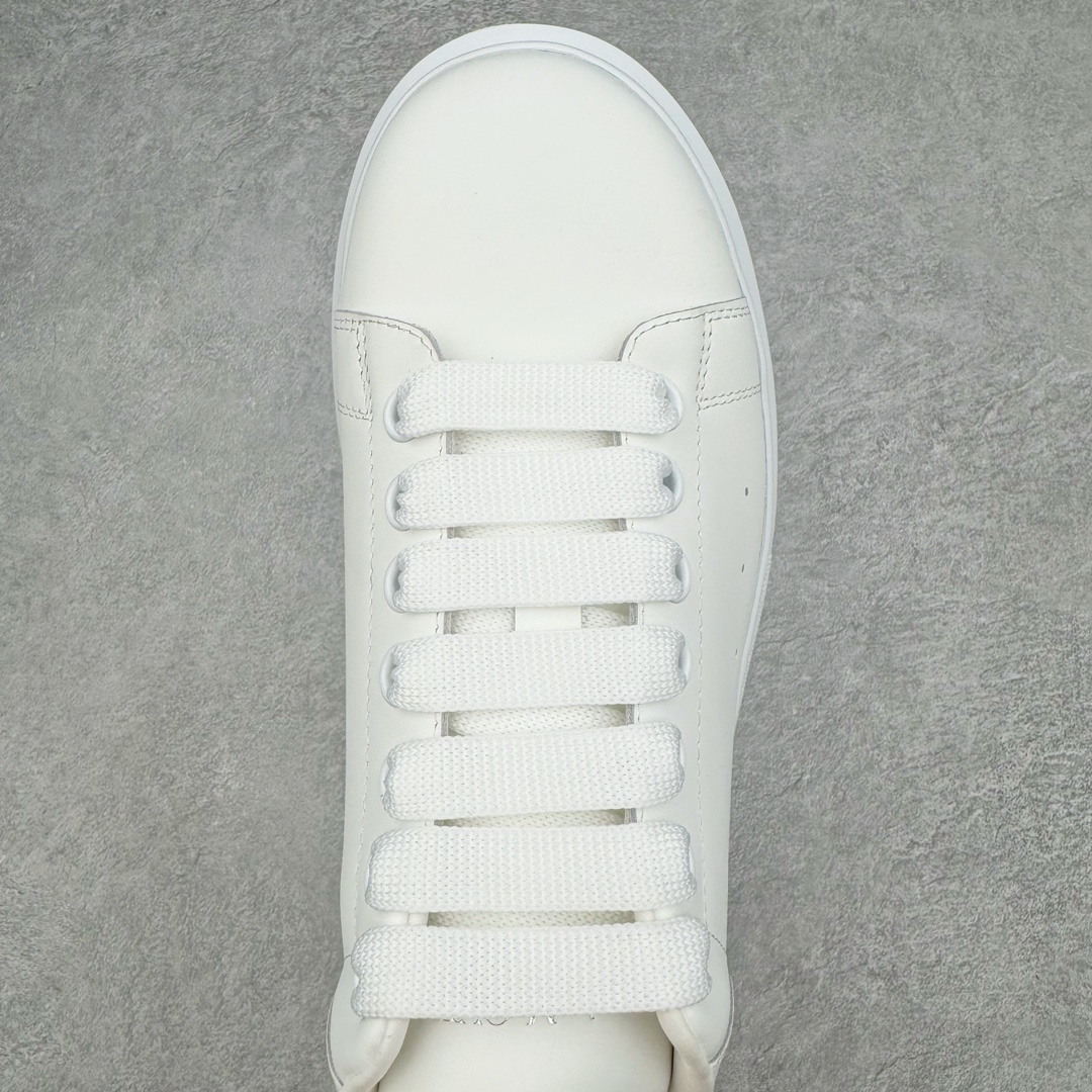 图片[4]-＃M纯原 Alexander McQueen/亚历山大麦昆经典松糕鞋厚底增高小白鞋 黑绒尾 增高效果7CM 最经典简约百搭的小白鞋没有之一 官方2023版最新细节 意大利进口原厂开边珠抗裂头层牛皮 表层面皮带凸起不规则小漆点 升级进口牛皮内里加PU鞋垫 区别市面旧版国产丝光绸鞋面加小羊皮内里 成本单价回弹度性耐磨性不在一个级别 E厂钢印烫金中底版细节 注意此代工厂出品没有带固特异钉子 最完美的增高百搭小白鞋 全套原版包装 配件齐全 官方一致 凹凸定制正品原盒包装 定制灰色得物纸盒外包装加固 尺码：35 36 37 38 39 40 41 42 43 44 45-选品中心