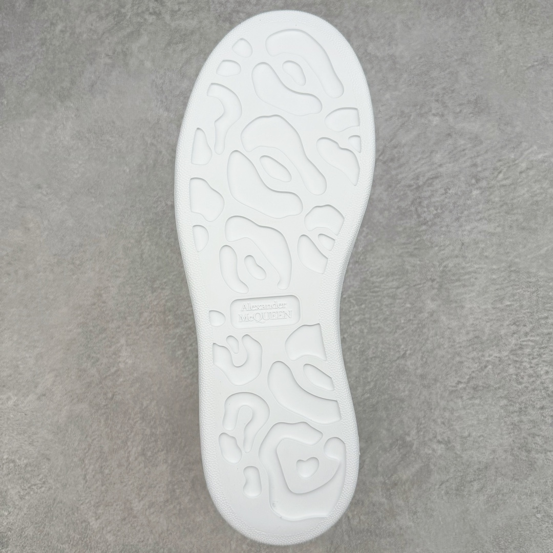 图片[9]-＃M纯原 Alexander McQueen/亚历山大麦昆经典松糕鞋厚底增高小白鞋 黑绒尾 增高效果7CM 最经典简约百搭的小白鞋没有之一 官方2023版最新细节 意大利进口原厂开边珠抗裂头层牛皮 表层面皮带凸起不规则小漆点 升级进口牛皮内里加PU鞋垫 区别市面旧版国产丝光绸鞋面加小羊皮内里 成本单价回弹度性耐磨性不在一个级别 E厂钢印烫金中底版细节 注意此代工厂出品没有带固特异钉子 最完美的增高百搭小白鞋 全套原版包装 配件齐全 官方一致 凹凸定制正品原盒包装 定制灰色得物纸盒外包装加固 尺码：35 36 37 38 39 40 41 42 43 44 45-选品中心