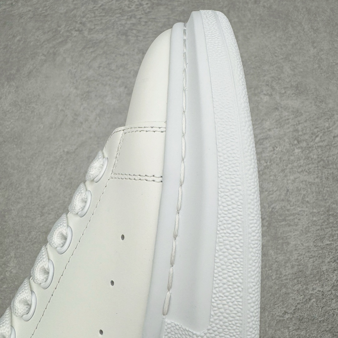 图片[23]-＃M纯原 Alexander McQueen/亚历山大麦昆经典松糕鞋厚底增高小白鞋 黑绒尾 增高效果7CM 最经典简约百搭的小白鞋没有之一 官方2023版最新细节 意大利进口原厂开边珠抗裂头层牛皮 表层面皮带凸起不规则小漆点 升级进口牛皮内里加PU鞋垫 区别市面旧版国产丝光绸鞋面加小羊皮内里 成本单价回弹度性耐磨性不在一个级别 E厂钢印烫金中底版细节 注意此代工厂出品没有带固特异钉子 最完美的增高百搭小白鞋 全套原版包装 配件齐全 官方一致 凹凸定制正品原盒包装 定制灰色得物纸盒外包装加固 尺码：35 36 37 38 39 40 41 42 43 44 45-选品中心