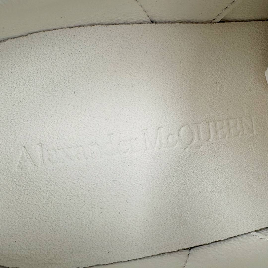 图片[13]-＃M纯原 Alexander McQueen/亚历山大麦昆经典松糕鞋厚底增高小白鞋 黑绒尾 增高效果7CM 最经典简约百搭的小白鞋没有之一 官方2023版最新细节 意大利进口原厂开边珠抗裂头层牛皮 表层面皮带凸起不规则小漆点 升级进口牛皮内里加PU鞋垫 区别市面旧版国产丝光绸鞋面加小羊皮内里 成本单价回弹度性耐磨性不在一个级别 E厂钢印烫金中底版细节 注意此代工厂出品没有带固特异钉子 最完美的增高百搭小白鞋 全套原版包装 配件齐全 官方一致 凹凸定制正品原盒包装 定制灰色得物纸盒外包装加固 尺码：35 36 37 38 39 40 41 42 43 44 45-选品中心