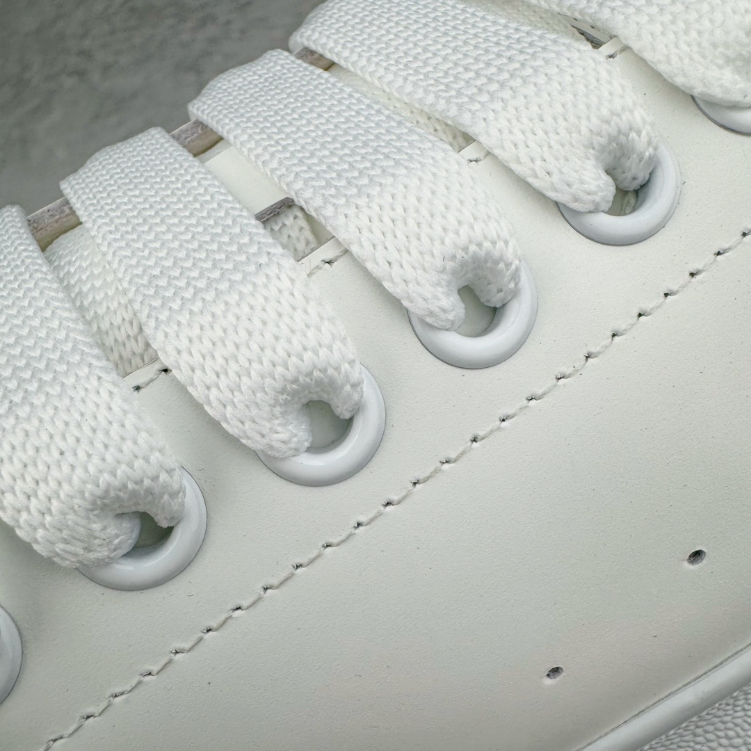 图片[14]-＃M纯原 Alexander McQueen/亚历山大麦昆经典松糕鞋厚底增高小白鞋 黑绒尾 增高效果7CM 最经典简约百搭的小白鞋没有之一 官方2023版最新细节 意大利进口原厂开边珠抗裂头层牛皮 表层面皮带凸起不规则小漆点 升级进口牛皮内里加PU鞋垫 区别市面旧版国产丝光绸鞋面加小羊皮内里 成本单价回弹度性耐磨性不在一个级别 E厂钢印烫金中底版细节 注意此代工厂出品没有带固特异钉子 最完美的增高百搭小白鞋 全套原版包装 配件齐全 官方一致 凹凸定制正品原盒包装 定制灰色得物纸盒外包装加固 尺码：35 36 37 38 39 40 41 42 43 44 45-选品中心