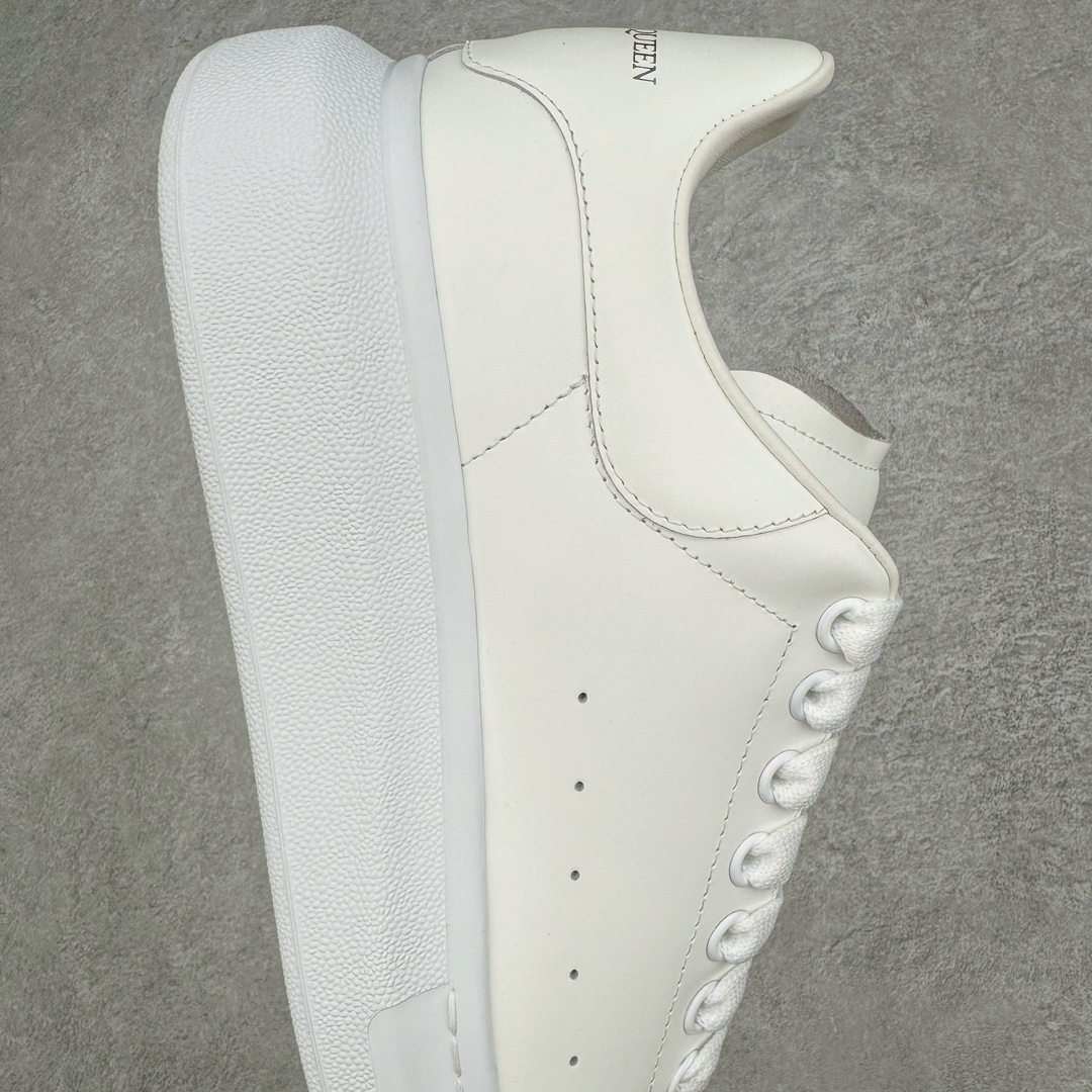 图片[6]-＃M纯原 Alexander McQueen/亚历山大麦昆经典松糕鞋厚底增高小白鞋 黑绒尾 增高效果7CM 最经典简约百搭的小白鞋没有之一 官方2023版最新细节 意大利进口原厂开边珠抗裂头层牛皮 表层面皮带凸起不规则小漆点 升级进口牛皮内里加PU鞋垫 区别市面旧版国产丝光绸鞋面加小羊皮内里 成本单价回弹度性耐磨性不在一个级别 E厂钢印烫金中底版细节 注意此代工厂出品没有带固特异钉子 最完美的增高百搭小白鞋 全套原版包装 配件齐全 官方一致 凹凸定制正品原盒包装 定制灰色得物纸盒外包装加固 尺码：35 36 37 38 39 40 41 42 43 44 45-选品中心