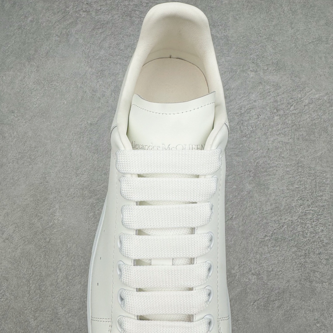 图片[5]-＃M纯原 Alexander McQueen/亚历山大麦昆经典松糕鞋厚底增高小白鞋 黑绒尾 增高效果7CM 最经典简约百搭的小白鞋没有之一 官方2023版最新细节 意大利进口原厂开边珠抗裂头层牛皮 表层面皮带凸起不规则小漆点 升级进口牛皮内里加PU鞋垫 区别市面旧版国产丝光绸鞋面加小羊皮内里 成本单价回弹度性耐磨性不在一个级别 E厂钢印烫金中底版细节 注意此代工厂出品没有带固特异钉子 最完美的增高百搭小白鞋 全套原版包装 配件齐全 官方一致 凹凸定制正品原盒包装 定制灰色得物纸盒外包装加固 尺码：35 36 37 38 39 40 41 42 43 44 45-选品中心