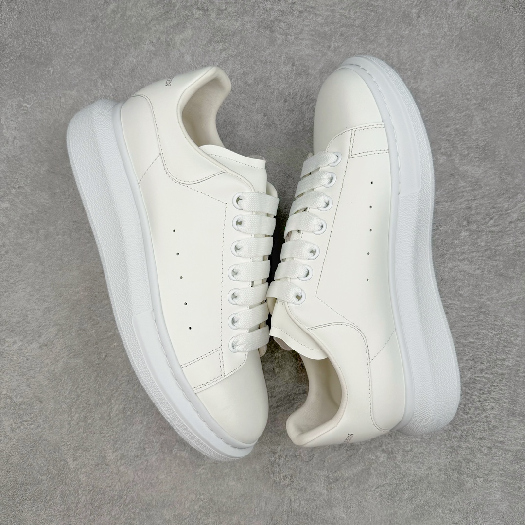 图片[3]-＃M纯原 Alexander McQueen/亚历山大麦昆经典松糕鞋厚底增高小白鞋 黑绒尾 增高效果7CM 最经典简约百搭的小白鞋没有之一 官方2023版最新细节 意大利进口原厂开边珠抗裂头层牛皮 表层面皮带凸起不规则小漆点 升级进口牛皮内里加PU鞋垫 区别市面旧版国产丝光绸鞋面加小羊皮内里 成本单价回弹度性耐磨性不在一个级别 E厂钢印烫金中底版细节 注意此代工厂出品没有带固特异钉子 最完美的增高百搭小白鞋 全套原版包装 配件齐全 官方一致 凹凸定制正品原盒包装 定制灰色得物纸盒外包装加固 尺码：35 36 37 38 39 40 41 42 43 44 45-选品中心