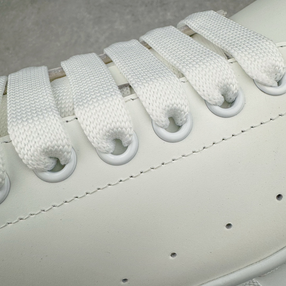 图片[21]-＃M纯原 Alexander McQueen/亚历山大麦昆经典松糕鞋厚底增高小白鞋 黑绒尾 增高效果7CM 最经典简约百搭的小白鞋没有之一 官方2023版最新细节 意大利进口原厂开边珠抗裂头层牛皮 表层面皮带凸起不规则小漆点 升级进口牛皮内里加PU鞋垫 区别市面旧版国产丝光绸鞋面加小羊皮内里 成本单价回弹度性耐磨性不在一个级别 E厂钢印烫金中底版细节 注意此代工厂出品没有带固特异钉子 最完美的增高百搭小白鞋 全套原版包装 配件齐全 官方一致 凹凸定制正品原盒包装 定制灰色得物纸盒外包装加固 尺码：35 36 37 38 39 40 41 42 43 44 45-选品中心