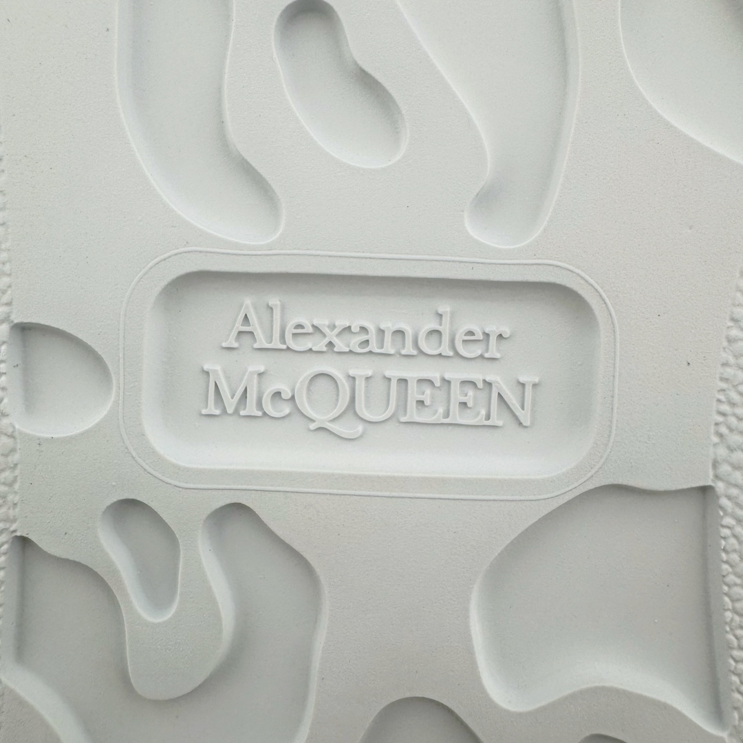 图片[24]-＃M纯原 Alexander McQueen/亚历山大麦昆经典松糕鞋厚底增高小白鞋 黑绒尾 增高效果7CM 最经典简约百搭的小白鞋没有之一 官方2023版最新细节 意大利进口原厂开边珠抗裂头层牛皮 表层面皮带凸起不规则小漆点 升级进口牛皮内里加PU鞋垫 区别市面旧版国产丝光绸鞋面加小羊皮内里 成本单价回弹度性耐磨性不在一个级别 E厂钢印烫金中底版细节 注意此代工厂出品没有带固特异钉子 最完美的增高百搭小白鞋 全套原版包装 配件齐全 官方一致 凹凸定制正品原盒包装 定制灰色得物纸盒外包装加固 尺码：35 36 37 38 39 40 41 42 43 44 45-选品中心