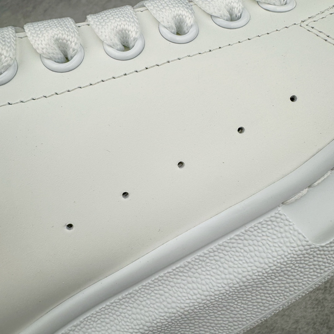 图片[20]-＃M纯原 Alexander McQueen/亚历山大麦昆经典松糕鞋厚底增高小白鞋 黑绒尾 增高效果7CM 最经典简约百搭的小白鞋没有之一 官方2023版最新细节 意大利进口原厂开边珠抗裂头层牛皮 表层面皮带凸起不规则小漆点 升级进口牛皮内里加PU鞋垫 区别市面旧版国产丝光绸鞋面加小羊皮内里 成本单价回弹度性耐磨性不在一个级别 E厂钢印烫金中底版细节 注意此代工厂出品没有带固特异钉子 最完美的增高百搭小白鞋 全套原版包装 配件齐全 官方一致 凹凸定制正品原盒包装 定制灰色得物纸盒外包装加固 尺码：35 36 37 38 39 40 41 42 43 44 45-选品中心