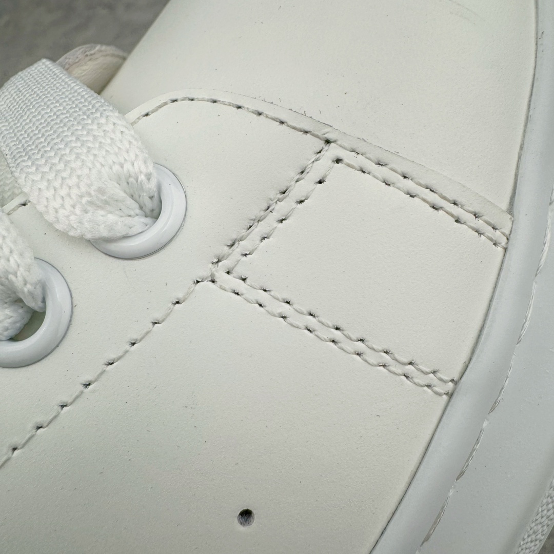 图片[22]-＃M纯原 Alexander McQueen/亚历山大麦昆经典松糕鞋厚底增高小白鞋 黑绒尾 增高效果7CM 最经典简约百搭的小白鞋没有之一 官方2023版最新细节 意大利进口原厂开边珠抗裂头层牛皮 表层面皮带凸起不规则小漆点 升级进口牛皮内里加PU鞋垫 区别市面旧版国产丝光绸鞋面加小羊皮内里 成本单价回弹度性耐磨性不在一个级别 E厂钢印烫金中底版细节 注意此代工厂出品没有带固特异钉子 最完美的增高百搭小白鞋 全套原版包装 配件齐全 官方一致 凹凸定制正品原盒包装 定制灰色得物纸盒外包装加固 尺码：35 36 37 38 39 40 41 42 43 44 45-选品中心