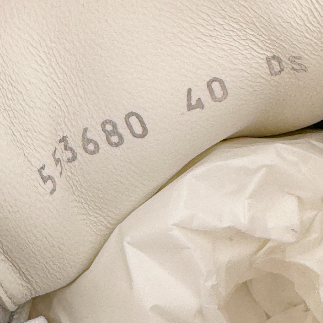 图片[15]-＃M纯原 Alexander McQueen/亚历山大麦昆经典松糕鞋厚底增高小白鞋 黑绒尾 增高效果7CM 最经典简约百搭的小白鞋没有之一 官方2023版最新细节 意大利进口原厂开边珠抗裂头层牛皮 表层面皮带凸起不规则小漆点 升级进口牛皮内里加PU鞋垫 区别市面旧版国产丝光绸鞋面加小羊皮内里 成本单价回弹度性耐磨性不在一个级别 E厂钢印烫金中底版细节 注意此代工厂出品没有带固特异钉子 最完美的增高百搭小白鞋 全套原版包装 配件齐全 官方一致 凹凸定制正品原盒包装 定制灰色得物纸盒外包装加固 尺码：35 36 37 38 39 40 41 42 43 44 45-选品中心