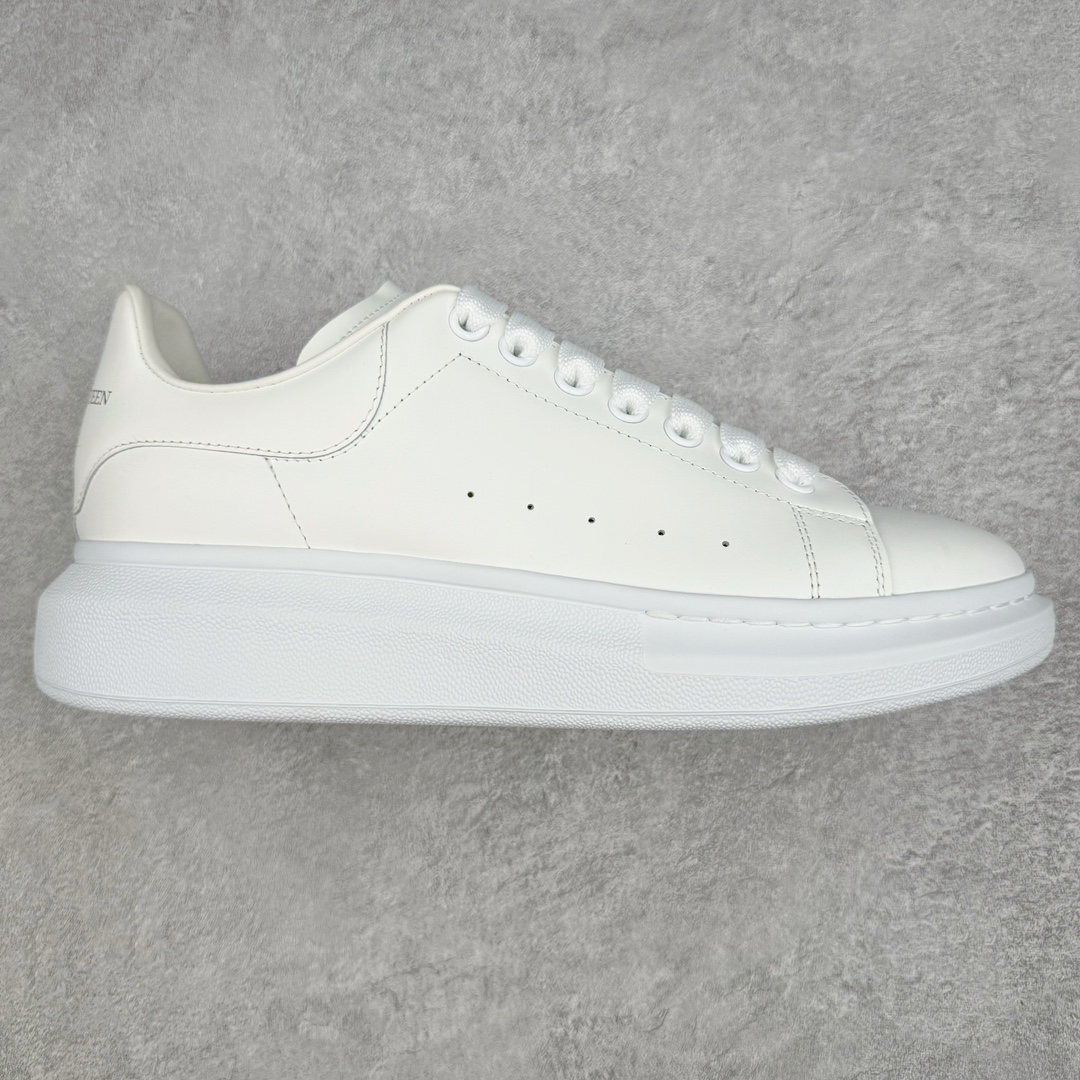 ＃M纯原 Alexander McQueen/亚历山大麦昆经典松糕鞋厚底增高小白鞋 黑绒尾 增高效果7CM 最经典简约百搭的小白鞋没有之一 官方2023版最新细节 意大利进口原厂开边珠抗裂头层牛皮 表层面皮带凸起不规则小漆点 升级进口牛皮内里加PU鞋垫 区别市面旧版国产丝光绸鞋面加小羊皮内里 成本单价回弹度性耐磨性不在一个级别 E厂钢印烫金中底版细节 注意此代工厂出品没有带固特异钉子 最完美的增高百搭小白鞋 全套原版包装 配件齐全 官方一致 凹凸定制正品原盒包装 定制灰色得物纸盒外包装加固 尺码：35 36 37 38 39 40 41 42 43 44 45-选品中心