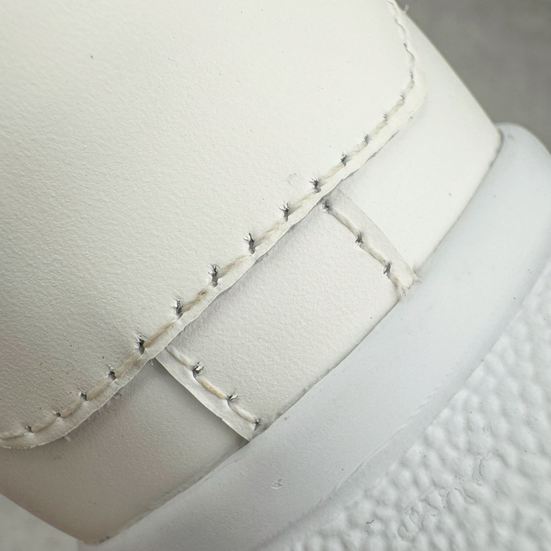 图片[10]-＃M纯原 Alexander McQueen/亚历山大麦昆经典松糕鞋厚底增高小白鞋 黑绒尾 增高效果7CM 最经典简约百搭的小白鞋没有之一 官方2023版最新细节 意大利进口原厂开边珠抗裂头层牛皮 表层面皮带凸起不规则小漆点 升级进口牛皮内里加PU鞋垫 区别市面旧版国产丝光绸鞋面加小羊皮内里 成本单价回弹度性耐磨性不在一个级别 E厂钢印烫金中底版细节 注意此代工厂出品没有带固特异钉子 最完美的增高百搭小白鞋 全套原版包装 配件齐全 官方一致 凹凸定制正品原盒包装 定制灰色得物纸盒外包装加固 尺码：35 36 37 38 39 40 41 42 43 44 45-选品中心