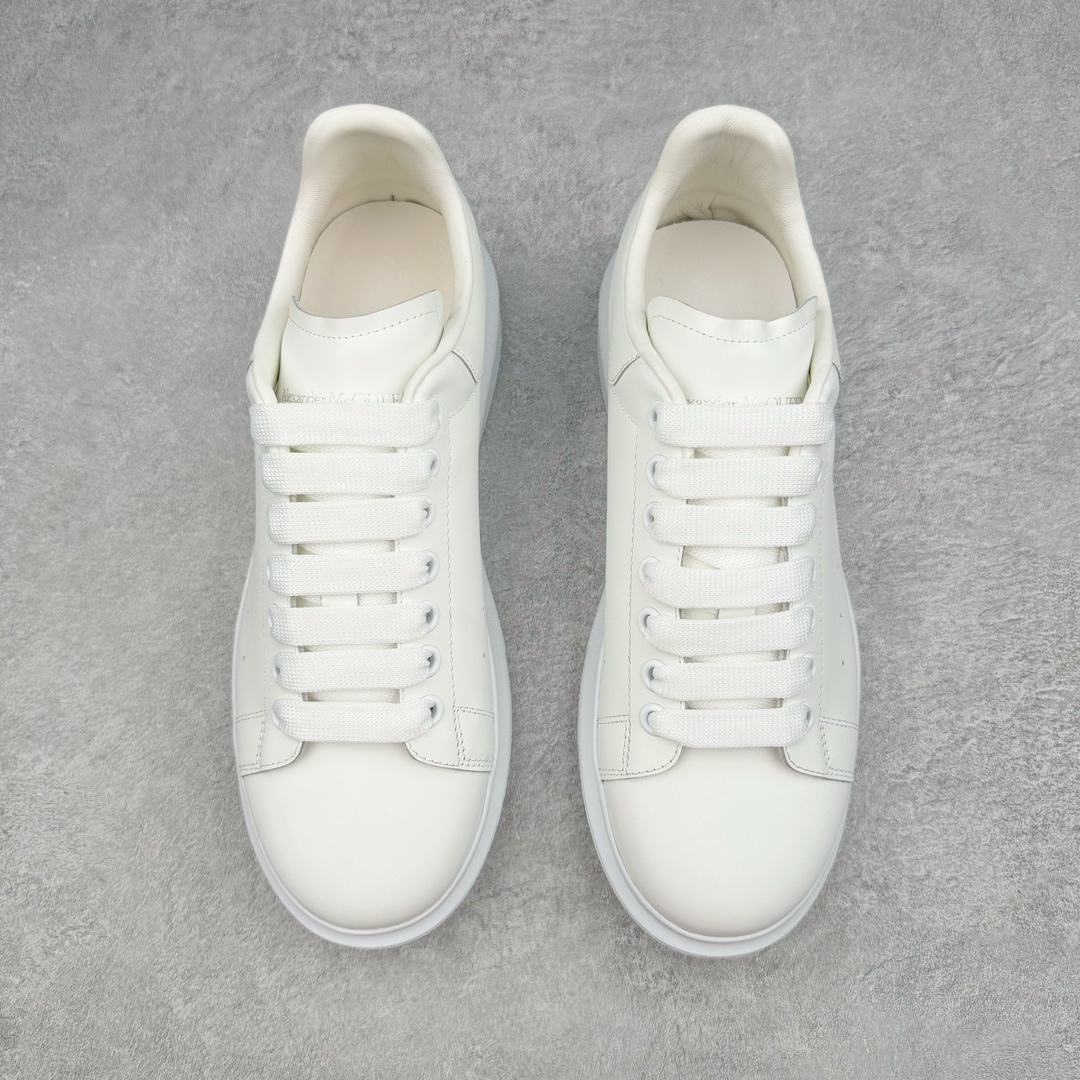 图片[2]-＃M纯原 Alexander McQueen/亚历山大麦昆经典松糕鞋厚底增高小白鞋 黑绒尾 增高效果7CM 最经典简约百搭的小白鞋没有之一 官方2023版最新细节 意大利进口原厂开边珠抗裂头层牛皮 表层面皮带凸起不规则小漆点 升级进口牛皮内里加PU鞋垫 区别市面旧版国产丝光绸鞋面加小羊皮内里 成本单价回弹度性耐磨性不在一个级别 E厂钢印烫金中底版细节 注意此代工厂出品没有带固特异钉子 最完美的增高百搭小白鞋 全套原版包装 配件齐全 官方一致 凹凸定制正品原盒包装 定制灰色得物纸盒外包装加固 尺码：35 36 37 38 39 40 41 42 43 44 45-选品中心