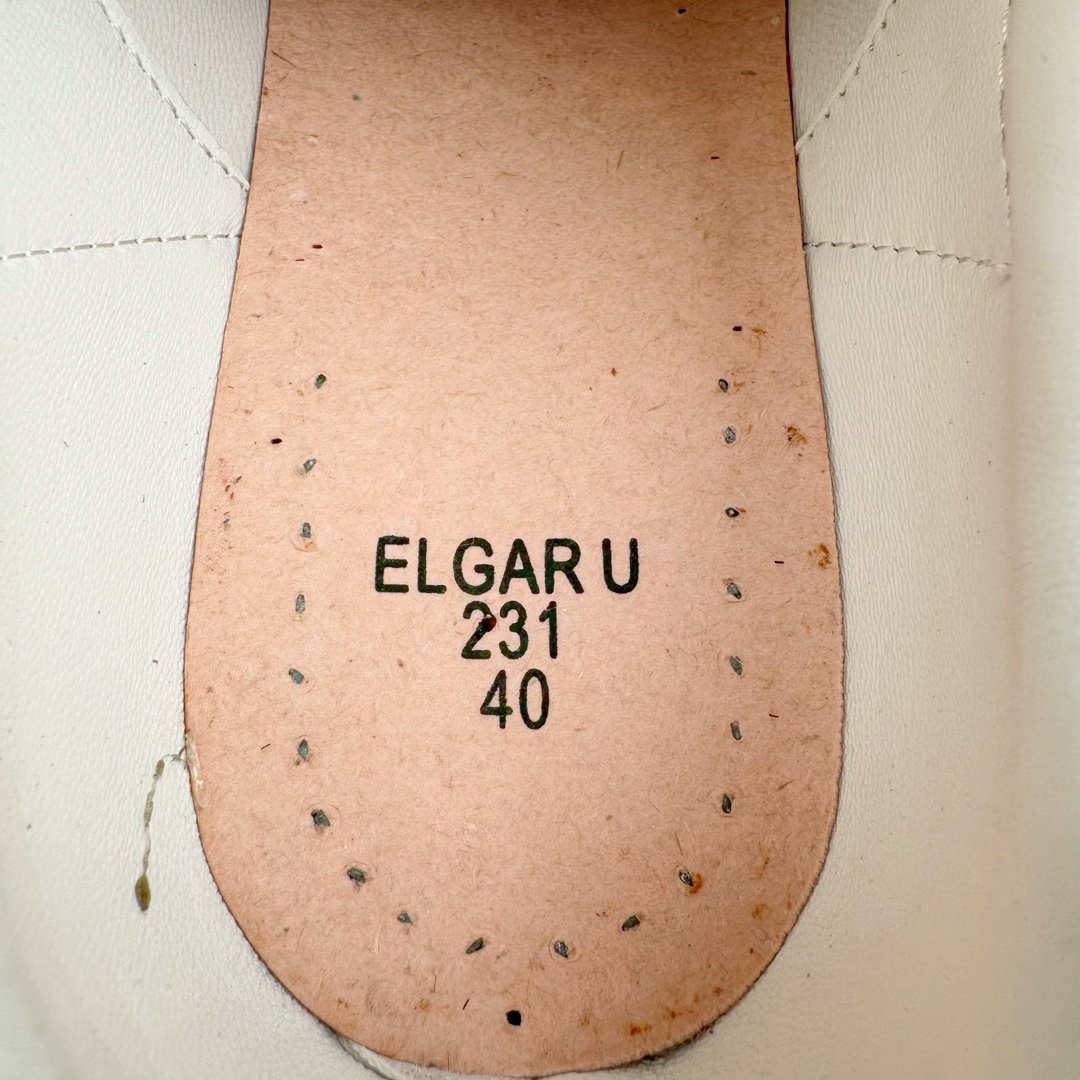 图片[11]-＃M纯原 Alexander McQueen/亚历山大麦昆经典松糕鞋厚底增高小白鞋 黑绒尾 增高效果7CM 最经典简约百搭的小白鞋没有之一 官方2023版最新细节 意大利进口原厂开边珠抗裂头层牛皮 表层面皮带凸起不规则小漆点 升级进口牛皮内里加PU鞋垫 区别市面旧版国产丝光绸鞋面加小羊皮内里 成本单价回弹度性耐磨性不在一个级别 E厂钢印烫金中底版细节 注意此代工厂出品没有带固特异钉子 最完美的增高百搭小白鞋 全套原版包装 配件齐全 官方一致 凹凸定制正品原盒包装 定制灰色得物纸盒外包装加固 尺码：35 36 37 38 39 40 41 42 43 44 45-选品中心