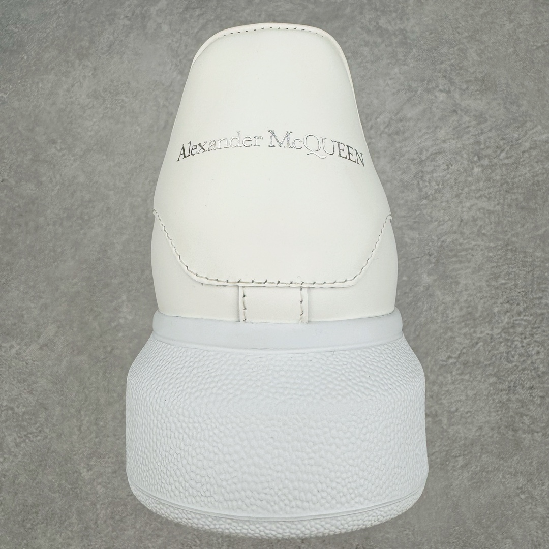 图片[8]-＃M纯原 Alexander McQueen/亚历山大麦昆经典松糕鞋厚底增高小白鞋 黑绒尾 增高效果7CM 最经典简约百搭的小白鞋没有之一 官方2023版最新细节 意大利进口原厂开边珠抗裂头层牛皮 表层面皮带凸起不规则小漆点 升级进口牛皮内里加PU鞋垫 区别市面旧版国产丝光绸鞋面加小羊皮内里 成本单价回弹度性耐磨性不在一个级别 E厂钢印烫金中底版细节 注意此代工厂出品没有带固特异钉子 最完美的增高百搭小白鞋 全套原版包装 配件齐全 官方一致 凹凸定制正品原盒包装 定制灰色得物纸盒外包装加固 尺码：35 36 37 38 39 40 41 42 43 44 45-选品中心