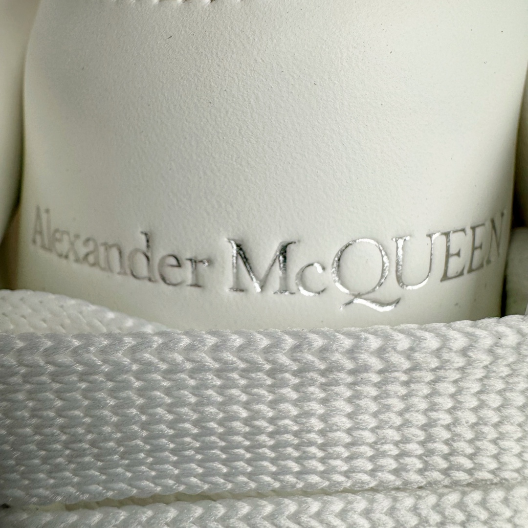 图片[16]-＃M纯原 Alexander McQueen/亚历山大麦昆经典松糕鞋厚底增高小白鞋 黑绒尾 增高效果7CM 最经典简约百搭的小白鞋没有之一 官方2023版最新细节 意大利进口原厂开边珠抗裂头层牛皮 表层面皮带凸起不规则小漆点 升级进口牛皮内里加PU鞋垫 区别市面旧版国产丝光绸鞋面加小羊皮内里 成本单价回弹度性耐磨性不在一个级别 E厂钢印烫金中底版细节 注意此代工厂出品没有带固特异钉子 最完美的增高百搭小白鞋 全套原版包装 配件齐全 官方一致 凹凸定制正品原盒包装 定制灰色得物纸盒外包装加固 尺码：35 36 37 38 39 40 41 42 43 44 45-选品中心
