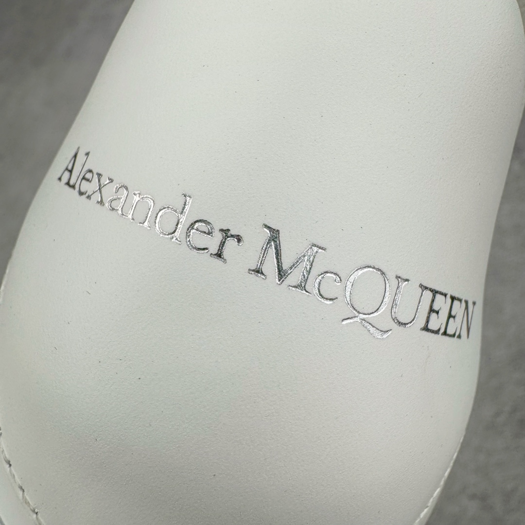 图片[18]-＃M纯原 Alexander McQueen/亚历山大麦昆经典松糕鞋厚底增高小白鞋 黑绒尾 增高效果7CM 最经典简约百搭的小白鞋没有之一 官方2023版最新细节 意大利进口原厂开边珠抗裂头层牛皮 表层面皮带凸起不规则小漆点 升级进口牛皮内里加PU鞋垫 区别市面旧版国产丝光绸鞋面加小羊皮内里 成本单价回弹度性耐磨性不在一个级别 E厂钢印烫金中底版细节 注意此代工厂出品没有带固特异钉子 最完美的增高百搭小白鞋 全套原版包装 配件齐全 官方一致 凹凸定制正品原盒包装 定制灰色得物纸盒外包装加固 尺码：35 36 37 38 39 40 41 42 43 44 45-选品中心