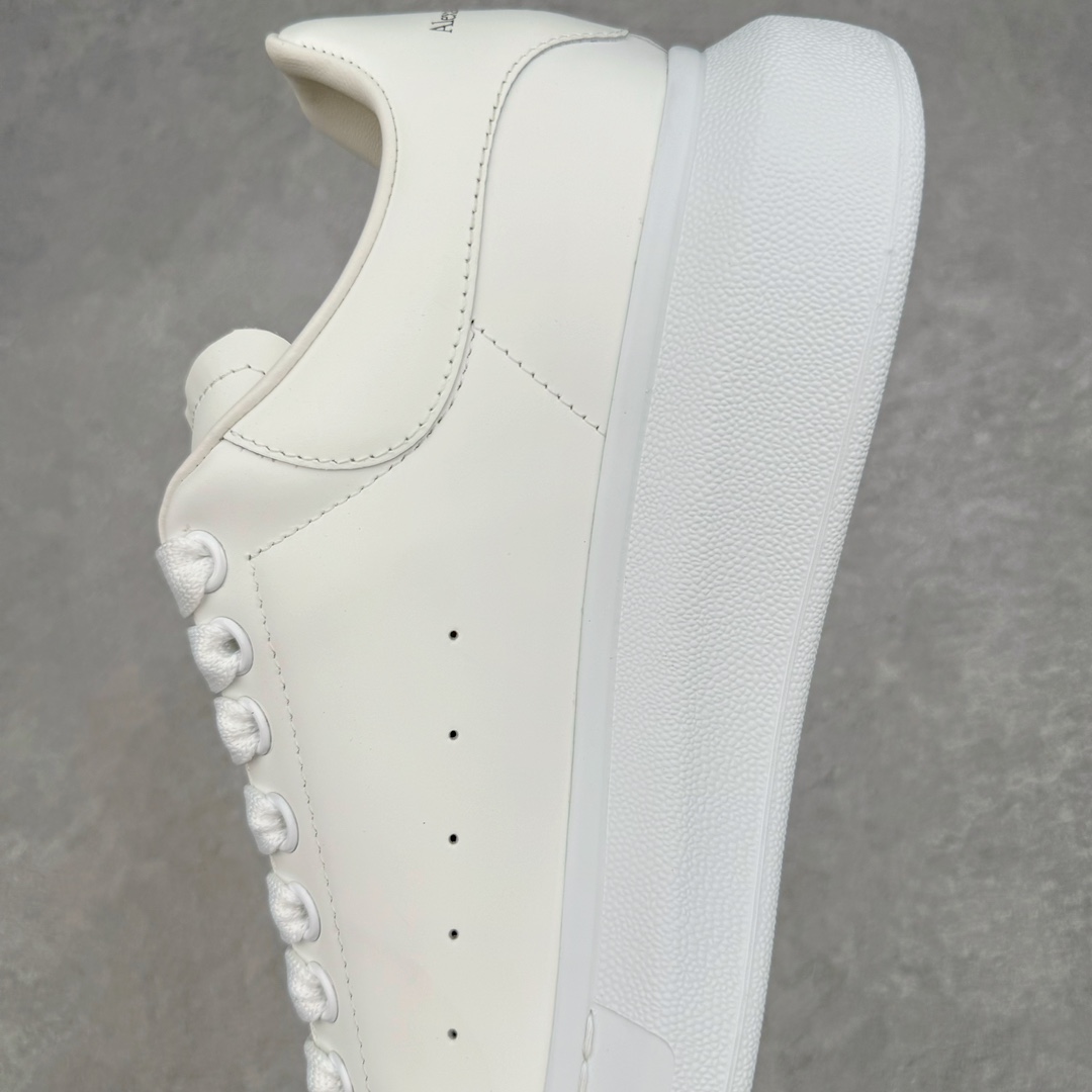 图片[7]-＃M纯原 Alexander McQueen/亚历山大麦昆经典松糕鞋厚底增高小白鞋 黑绒尾 增高效果7CM 最经典简约百搭的小白鞋没有之一 官方2023版最新细节 意大利进口原厂开边珠抗裂头层牛皮 表层面皮带凸起不规则小漆点 升级进口牛皮内里加PU鞋垫 区别市面旧版国产丝光绸鞋面加小羊皮内里 成本单价回弹度性耐磨性不在一个级别 E厂钢印烫金中底版细节 注意此代工厂出品没有带固特异钉子 最完美的增高百搭小白鞋 全套原版包装 配件齐全 官方一致 凹凸定制正品原盒包装 定制灰色得物纸盒外包装加固 尺码：35 36 37 38 39 40 41 42 43 44 45-选品中心