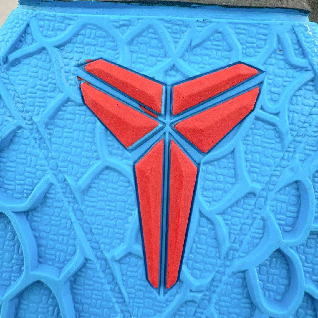 图片[21]-＃S2纯原 NK Zoom Kobe 6 Protro 科比六代 黑暗骑士 黑蓝 429659-016 原楦纸板开发 鞋身流线型、后跟塑形 区分土肥圆 Zoom Turbo气垫 后掌EVA缓震 实战配置直接拉满 原档数据3D打印 鞋面蛇鳞一颗一粒匹配原版 全身鞋材卡料色独家定制 唯一正确喷漆SWOOSH NK专利Flyknit飞线科技 给予鞋身足够抗扭矩力 真实底模最大47.5 实战利器 专供海外市场 尺码：40 40.5 41 42 42.5 43 44 44.5 45 46 47.5 48.5 （脚宽、脚胖 建议买大半码）-选品中心