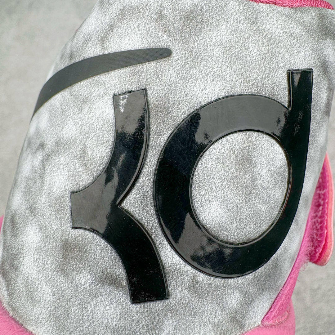 图片[17]-＃K版纯原 NK KD Ⅳ 杜兰特4代实战篮球鞋 乳腺癌粉 473679-601 绝迹单品 实战神鞋 Sneaker鞋柜必备 为了应杜兰特追求鞋子轻质 包裹强的要求 将轻盈的Hyperfuse 鞋面与Adaptive Fit黏扣带系统完美结合 大大提升了鞋子的包裏性能 同时鞋帮的高度也达到了杜兰特球鞋的新低 极大程度的解放了脚踝 搭配前掌的Zoom气垫 突破响应非常迅速 外底使用了闪电状的纹路设计 暗合杜兰特的称号 鞋底不规则纹路设计 带来良好的抓地力 尺码：40 40.5 41 42 42.5 43 44 44.5 45 46\\r-选品中心