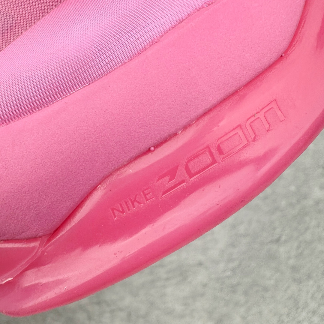 图片[20]-＃K版纯原 NK KD Ⅳ 杜兰特4代实战篮球鞋 乳腺癌粉 473679-601 绝迹单品 实战神鞋 Sneaker鞋柜必备 为了应杜兰特追求鞋子轻质 包裹强的要求 将轻盈的Hyperfuse 鞋面与Adaptive Fit黏扣带系统完美结合 大大提升了鞋子的包裏性能 同时鞋帮的高度也达到了杜兰特球鞋的新低 极大程度的解放了脚踝 搭配前掌的Zoom气垫 突破响应非常迅速 外底使用了闪电状的纹路设计 暗合杜兰特的称号 鞋底不规则纹路设计 带来良好的抓地力 尺码：40 40.5 41 42 42.5 43 44 44.5 45 46\\r-选品中心