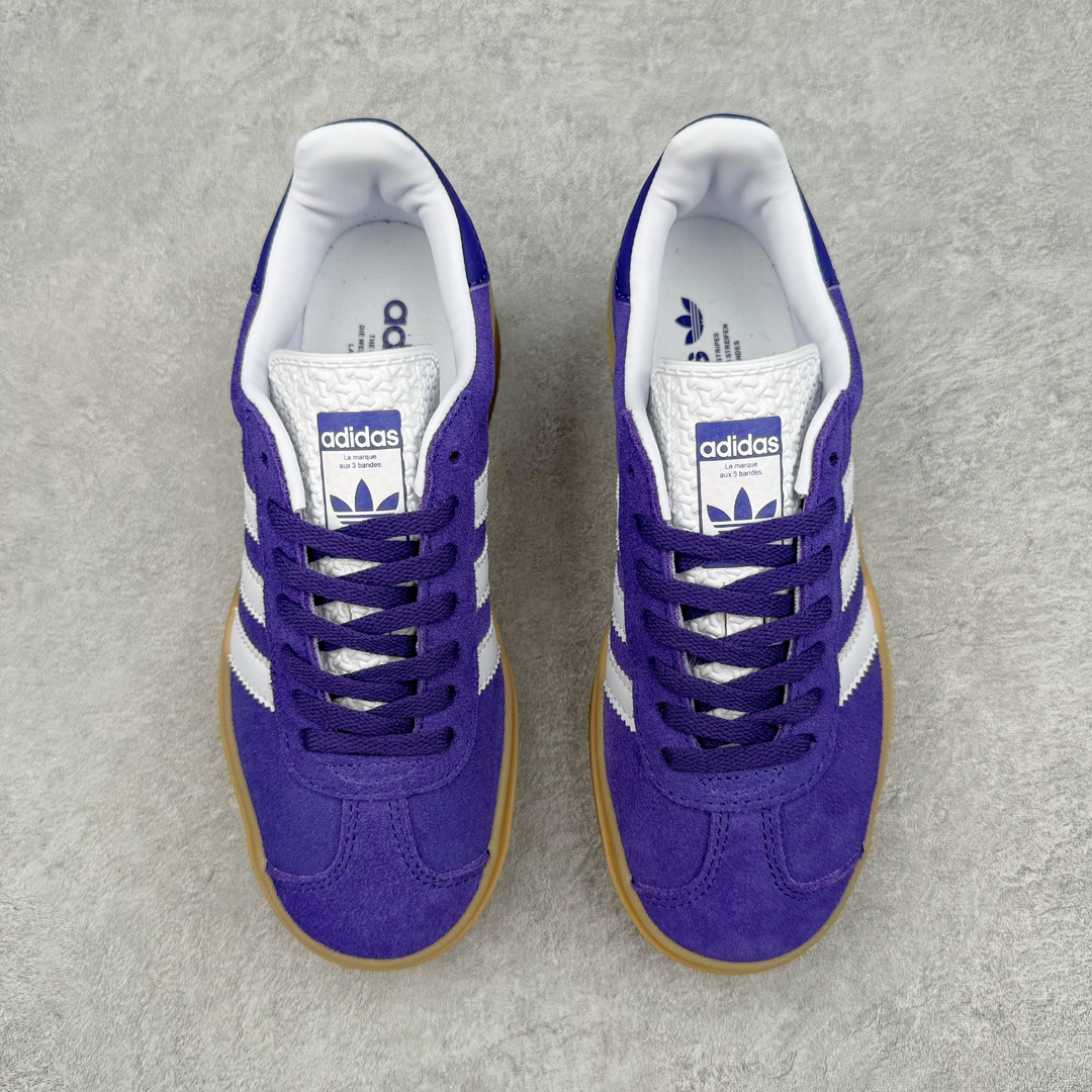 图片[2]-＃J版 AD Originals Gazelle Bold W 羚羊松糕系列复古百搭厚底增高低帮休闲运动板鞋 IE0419 新的一年就要换新的打扮啦！除了设定变美、健身、减肥等目标外，你已经可以利用鞋子来“偷偷改善身材比例”的愿望了！ 因为有一句话。身高不够。鞋子来凑~赶快入手以下各大运动品牌最新推出的“厚底增高运动鞋”吧。 是最好穿最百搭的长腿神器。 重点是……不仅价格不错～鞋子也不错啊！Originals的Gazelle Bold鞋款打造出「超厚底版本」！延续流线鞋型、经典麂皮材质、白色三条线和侧面烫金标志的复古外型，奶油白鞋底高度直接乘3，出门搭上它，保证一路步步高升。尺码：36 36⅔ 37⅓ 38 38⅔ 39⅓ 40-选品中心