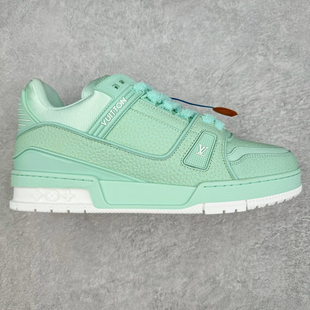 ＃ZS纯原 Louis Vuitton Trainer lv时装走秀运动鞋 做旧系列 市场所有版本中综合最强的货品 GD实力大厂出品 全网最全配色更新最快 最成熟的做工稳定的品控 完美鞋型超高的清洁度 零毛边线头瑕疵 全套原楦原纸版原鞋开模 全网最具灵魂的版型 正确原装黄色鞋盒 正确中底印花 鞋面印花3D高频深度立体 全鞋电脑针车 紧密相连 针距密度一致 环保乳胶注塑鞋垫 厚度脚感还原原版 皮面裁剪部位 统一油边封口工艺 原装橡胶大底含胶量大底组合零偏差 专柜全套包装 防尘袋 说明书 质保卡 男女鞋 尺码：35 36 37 38 39 40 41 42 43 44 45-选品中心