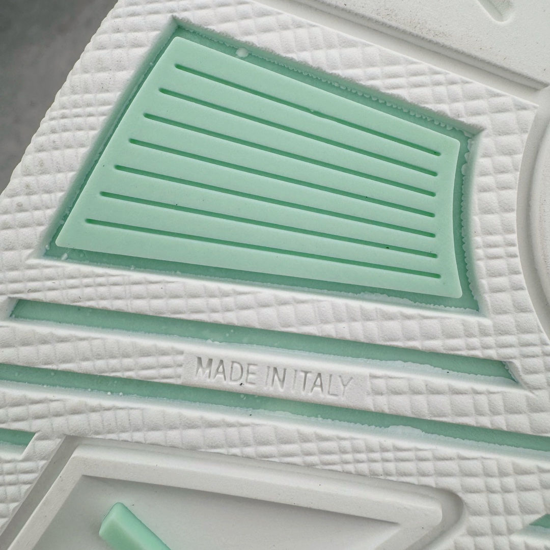 图片[14]-＃ZS纯原 Louis Vuitton Trainer lv时装走秀运动鞋 做旧系列 市场所有版本中综合最强的货品 GD实力大厂出品 全网最全配色更新最快 最成熟的做工稳定的品控 完美鞋型超高的清洁度 零毛边线头瑕疵 全套原楦原纸版原鞋开模 全网最具灵魂的版型 正确原装黄色鞋盒 正确中底印花 鞋面印花3D高频深度立体 全鞋电脑针车 紧密相连 针距密度一致 环保乳胶注塑鞋垫 厚度脚感还原原版 皮面裁剪部位 统一油边封口工艺 原装橡胶大底含胶量大底组合零偏差 专柜全套包装 防尘袋 说明书 质保卡 男女鞋 尺码：35 36 37 38 39 40 41 42 43 44 45-选品中心