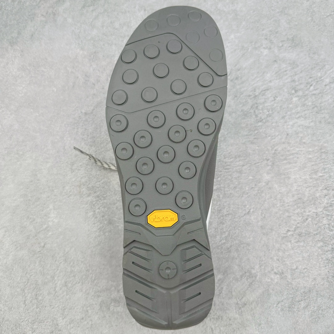 图片[9]-＃SG 加拿大品牌 始祖鸟·Arcteryx始祖鸟 Konseal Lt 轻量网布防滑轻便耐磨低帮越野跑步鞋 利用先进的技术、更轻但可靠耐用的材料和高度专注的设计流程，我们创造了我们最轻的接近鞋 Konseal LT。它专为在您携带背包和攀爬装备时覆盖崎岖的地面而设计，提供足底支撑和保护、应对不断変化的地形的敏捷性以及 Vibram® Megagrip 外底的自抓地力。内里提供赤足舒适感，鞋跟可平折，因此您可以在系绳或露营时将其作为木屐穿着。尺码：39 40 41 42 43 44 45-选品中心