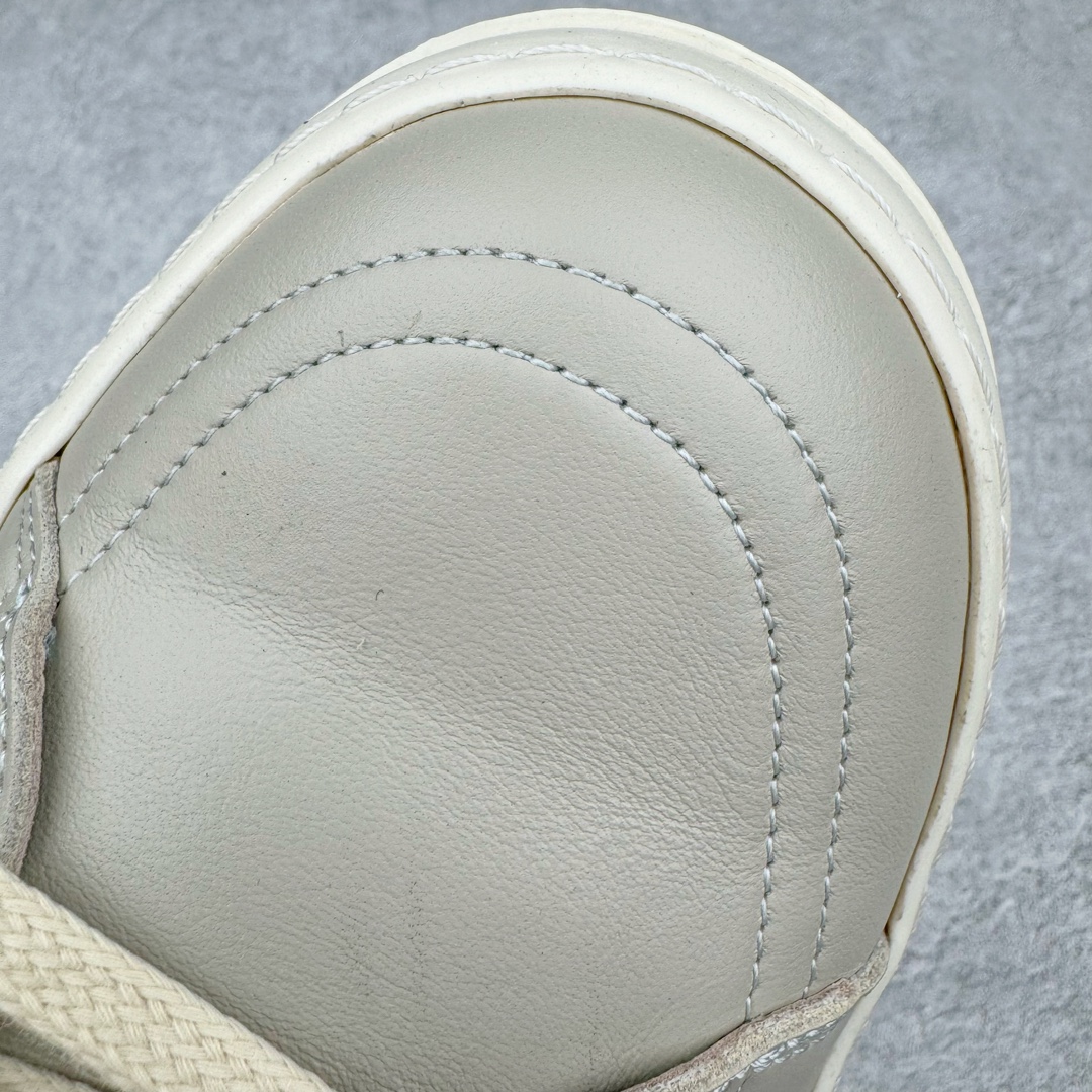 图片[14]-＃GD广顶 Rick Owens Drkshdw 瑞克·欧文斯低帮皮面时尚运动板鞋 奶白 二级市场已经7K以上 平台客户随意卖四位数 RO广东原厂出品 纯原天花板 原版一比一复刻 冲正绝不翻车 还原度达到百分之98以上 原楦开发纸版版型 ZP拆解原版1：1复模裁片纸版 力求做到0错位 这样才能达到和zp一致的鞋型味道 采用进口cnc数控机床开发对版独家tpu奶香大底 区别于市场所有版本 zp同源全头层粒面小牛皮 达到和zp一致手感 原厂进口细纹布 万邦订购原厂高弹粉红色海绵 内里搭配软质细腻羊皮 TPU高密度大底 软硬度透光度高已经测试和原版一致 尺码：39 40 41 42 43 44 45 46-选品中心