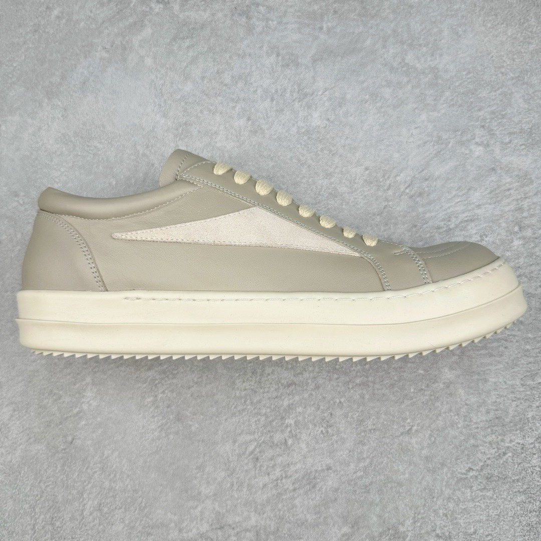 ＃GD广顶 Rick Owens Drkshdw 瑞克·欧文斯低帮皮面时尚运动板鞋 奶白 二级市场已经7K以上 平台客户随意卖四位数 RO广东原厂出品 纯原天花板 原版一比一复刻 冲正绝不翻车 还原度达到百分之98以上 原楦开发纸版版型 ZP拆解原版1：1复模裁片纸版 力求做到0错位 这样才能达到和zp一致的鞋型味道 采用进口cnc数控机床开发对版独家tpu奶香大底 区别于市场所有版本 zp同源全头层粒面小牛皮 达到和zp一致手感 原厂进口细纹布 万邦订购原厂高弹粉红色海绵 内里搭配软质细腻羊皮 TPU高密度大底 软硬度透光度高已经测试和原版一致 尺码：39 40 41 42 43 44 45 46-选品中心