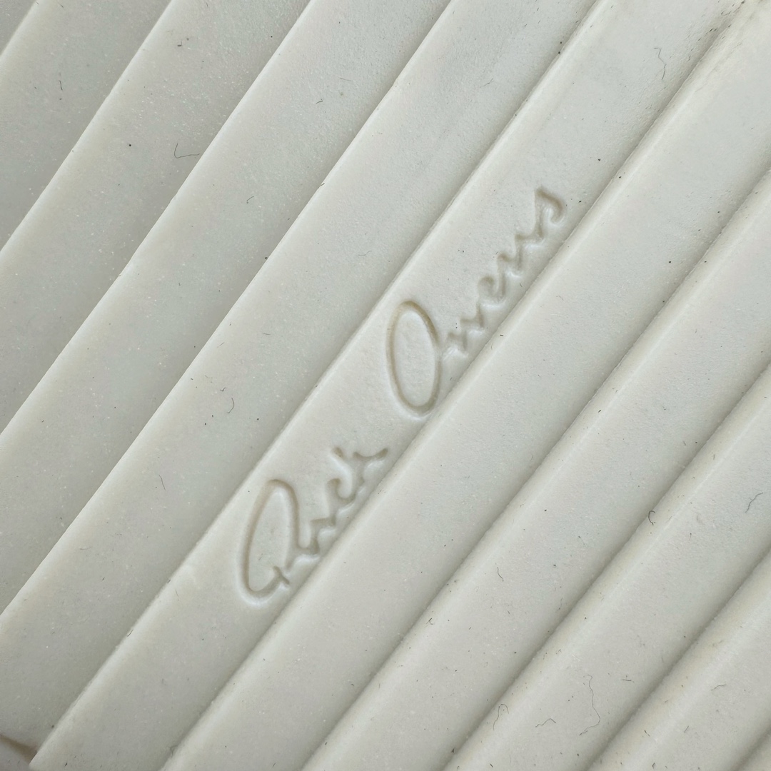 图片[17]-＃GD广顶 Rick Owens Drkshdw 瑞克·欧文斯低帮皮面时尚运动板鞋 奶白 二级市场已经7K以上 平台客户随意卖四位数 RO广东原厂出品 纯原天花板 原版一比一复刻 冲正绝不翻车 还原度达到百分之98以上 原楦开发纸版版型 ZP拆解原版1：1复模裁片纸版 力求做到0错位 这样才能达到和zp一致的鞋型味道 采用进口cnc数控机床开发对版独家tpu奶香大底 区别于市场所有版本 zp同源全头层粒面小牛皮 达到和zp一致手感 原厂进口细纹布 万邦订购原厂高弹粉红色海绵 内里搭配软质细腻羊皮 TPU高密度大底 软硬度透光度高已经测试和原版一致 尺码：39 40 41 42 43 44 45 46-选品中心