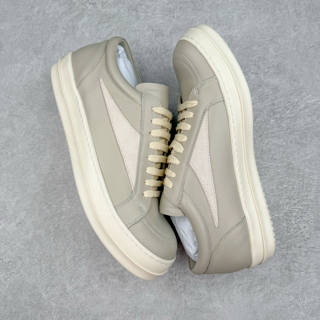 图片[3]-＃GD广顶 Rick Owens Drkshdw 瑞克·欧文斯低帮皮面时尚运动板鞋 奶白 二级市场已经7K以上 平台客户随意卖四位数 RO广东原厂出品 纯原天花板 原版一比一复刻 冲正绝不翻车 还原度达到百分之98以上 原楦开发纸版版型 ZP拆解原版1：1复模裁片纸版 力求做到0错位 这样才能达到和zp一致的鞋型味道 采用进口cnc数控机床开发对版独家tpu奶香大底 区别于市场所有版本 zp同源全头层粒面小牛皮 达到和zp一致手感 原厂进口细纹布 万邦订购原厂高弹粉红色海绵 内里搭配软质细腻羊皮 TPU高密度大底 软硬度透光度高已经测试和原版一致 尺码：39 40 41 42 43 44 45 46-选品中心