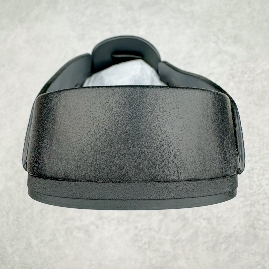 图片[8]-＃GD广顶 BALENCIAGA Sunday Mules 巴黎世家包头五指鞋 灵感正是源自于勃肯最具标志性的鞋款 Boston 无论是圆润的包头设计 还是脚背的搭扣 这些标志性元素均得以保留 只是鞋头被魔改为 BALENCIAGA 近两年颇具辨识度的五指轮廓 极具致敬玩味 或许是因为外观与原版过于相似 再加上 BALENCIAGA 的独特审美风格加持 Sunday Mule 无疑是将勃肯鞋的热度提升了一个层次 尺码：35 36 37 38 39 40 41 42 43 44 45-选品中心