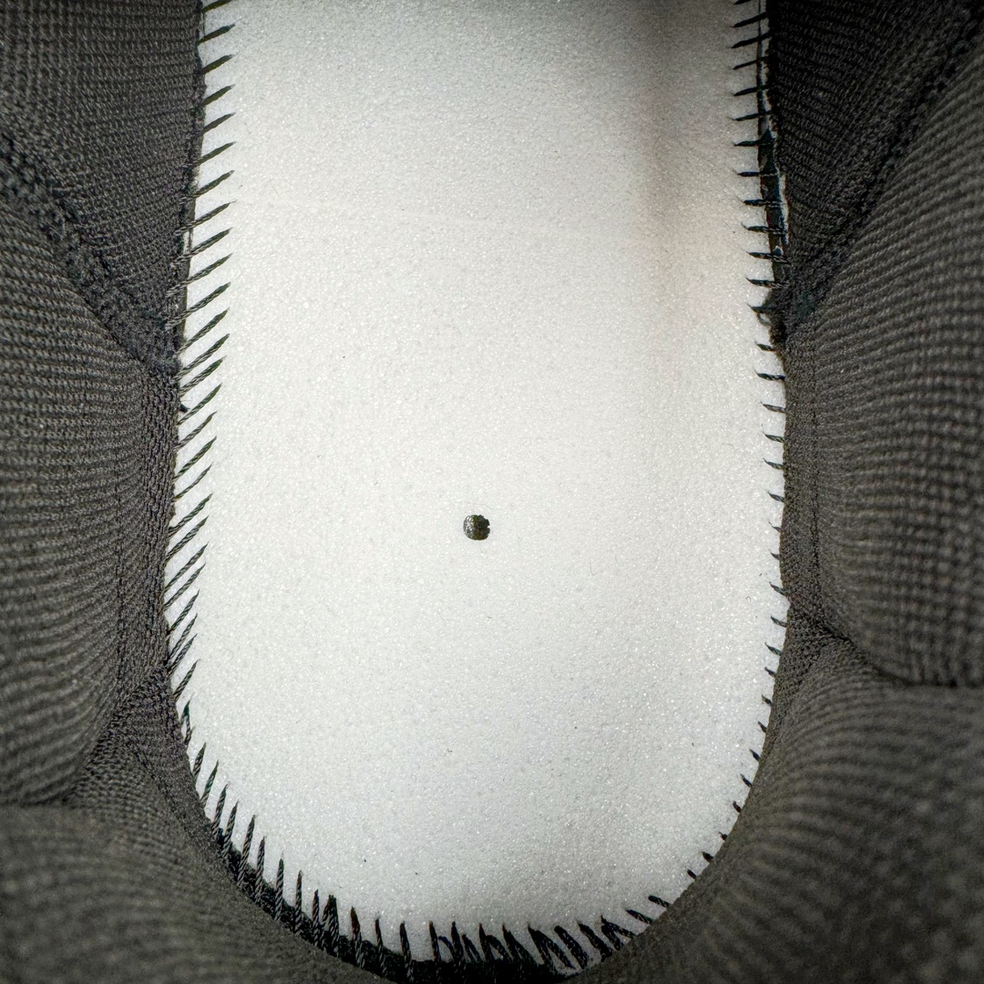 图片[22]-＃总裁特价福利 BALENCIAGA 10XL Sneakers 巴黎世家网布系带低帮走秀复古老爹鞋 圈内最强巴黎 尺码大小一比一还原Zp 区别其他工厂缩小两个号码 全套原纸板楦头开发 最原汁原味的灵魂版型 全鞋荧光划线卡点 胶水把控整洁度追求极致完美 每一双都是工艺品 多重QC质检 超越公司货的品控标准 实实在在的免检产品 原盒原配 正确字体电绣 粗细、位置、大小正确 侧边TPU 透气孔匹配意产原版 正确分离大底 TPU软底 原版一致大底LOGO 立体感十足 原厂皮料水洗做旧 采购原厂网纱 不含皮革 网布材料和聚氨酯 磨损效果 展现品牌对于新潮事物的热情 这款鞋子拥有巨大尺寸和醒目设计 符合当下”老爹鞋”的趋势 鞋子采用银灰配色 营造出低调而不失华丽的效果 10XL的尺码使它成为市场中最显眼的存在 适合追求个性化的人群 Balenciaga始终站在时尚前沿 此次发布的产品再次体现了他们的创新能力 偏大两码 尺码：35 36 37 38 39 40 41 42 43 44 45 46-选品中心