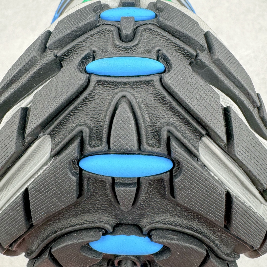 图片[11]-＃总裁特价福利 BALENCIAGA 10XL Sneakers 巴黎世家网布系带低帮走秀复古老爹鞋 圈内最强巴黎 尺码大小一比一还原Zp 区别其他工厂缩小两个号码 全套原纸板楦头开发 最原汁原味的灵魂版型 全鞋荧光划线卡点 胶水把控整洁度追求极致完美 每一双都是工艺品 多重QC质检 超越公司货的品控标准 实实在在的免检产品 原盒原配 正确字体电绣 粗细、位置、大小正确 侧边TPU 透气孔匹配意产原版 正确分离大底 TPU软底 原版一致大底LOGO 立体感十足 原厂皮料水洗做旧 采购原厂网纱 不含皮革 网布材料和聚氨酯 磨损效果 展现品牌对于新潮事物的热情 这款鞋子拥有巨大尺寸和醒目设计 符合当下”老爹鞋”的趋势 鞋子采用银灰配色 营造出低调而不失华丽的效果 10XL的尺码使它成为市场中最显眼的存在 适合追求个性化的人群 Balenciaga始终站在时尚前沿 此次发布的产品再次体现了他们的创新能力 偏大两码 尺码：35 36 37 38 39 40 41 42 43 44 45 46-选品中心