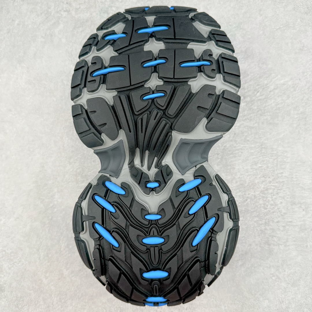 图片[9]-＃总裁特价福利 BALENCIAGA 10XL Sneakers 巴黎世家网布系带低帮走秀复古老爹鞋 圈内最强巴黎 尺码大小一比一还原Zp 区别其他工厂缩小两个号码 全套原纸板楦头开发 最原汁原味的灵魂版型 全鞋荧光划线卡点 胶水把控整洁度追求极致完美 每一双都是工艺品 多重QC质检 超越公司货的品控标准 实实在在的免检产品 原盒原配 正确字体电绣 粗细、位置、大小正确 侧边TPU 透气孔匹配意产原版 正确分离大底 TPU软底 原版一致大底LOGO 立体感十足 原厂皮料水洗做旧 采购原厂网纱 不含皮革 网布材料和聚氨酯 磨损效果 展现品牌对于新潮事物的热情 这款鞋子拥有巨大尺寸和醒目设计 符合当下”老爹鞋”的趋势 鞋子采用银灰配色 营造出低调而不失华丽的效果 10XL的尺码使它成为市场中最显眼的存在 适合追求个性化的人群 Balenciaga始终站在时尚前沿 此次发布的产品再次体现了他们的创新能力 偏大两码 尺码：35 36 37 38 39 40 41 42 43 44 45 46-选品中心