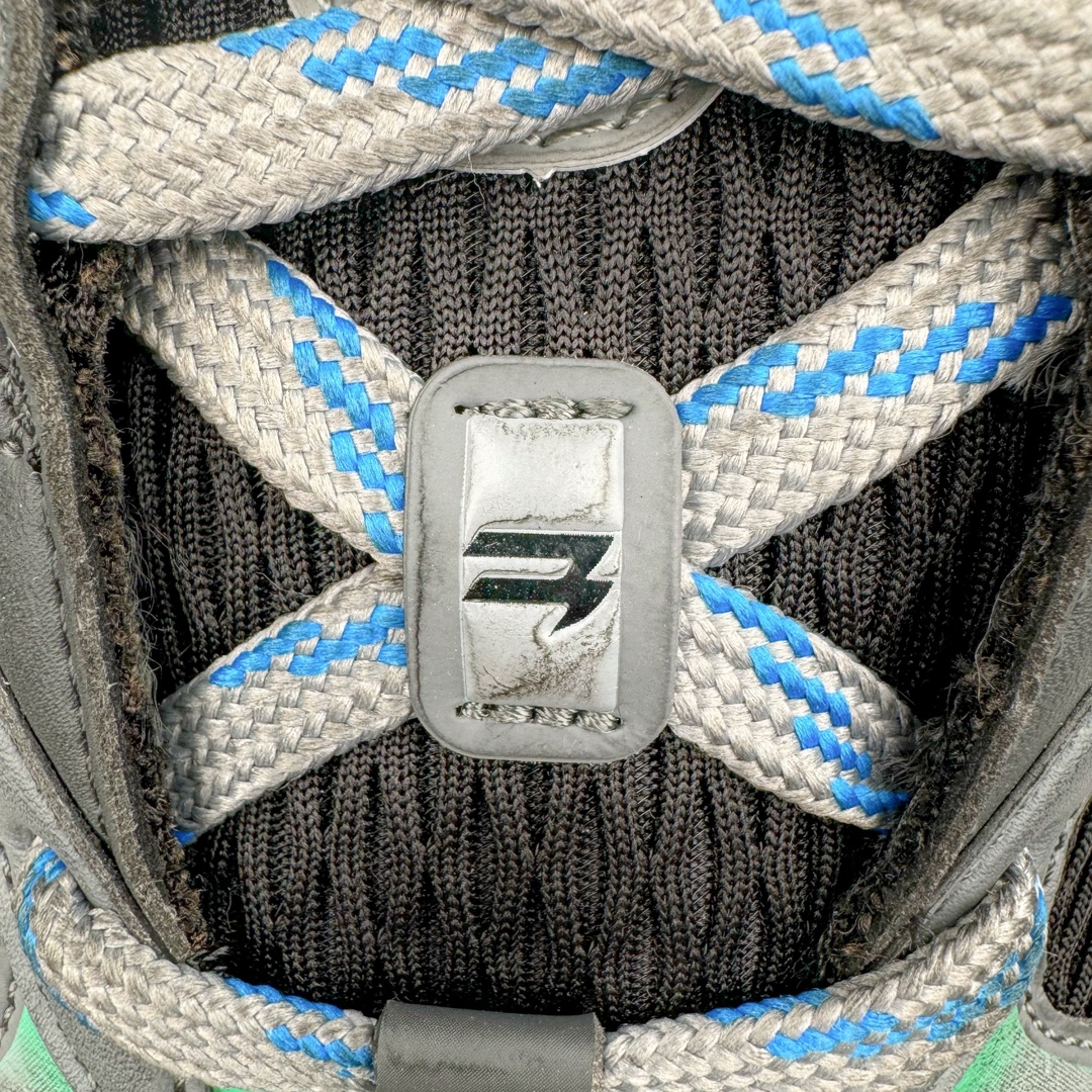 图片[17]-＃总裁特价福利 BALENCIAGA 10XL Sneakers 巴黎世家网布系带低帮走秀复古老爹鞋 圈内最强巴黎 尺码大小一比一还原Zp 区别其他工厂缩小两个号码 全套原纸板楦头开发 最原汁原味的灵魂版型 全鞋荧光划线卡点 胶水把控整洁度追求极致完美 每一双都是工艺品 多重QC质检 超越公司货的品控标准 实实在在的免检产品 原盒原配 正确字体电绣 粗细、位置、大小正确 侧边TPU 透气孔匹配意产原版 正确分离大底 TPU软底 原版一致大底LOGO 立体感十足 原厂皮料水洗做旧 采购原厂网纱 不含皮革 网布材料和聚氨酯 磨损效果 展现品牌对于新潮事物的热情 这款鞋子拥有巨大尺寸和醒目设计 符合当下”老爹鞋”的趋势 鞋子采用银灰配色 营造出低调而不失华丽的效果 10XL的尺码使它成为市场中最显眼的存在 适合追求个性化的人群 Balenciaga始终站在时尚前沿 此次发布的产品再次体现了他们的创新能力 偏大两码 尺码：35 36 37 38 39 40 41 42 43 44 45 46-选品中心