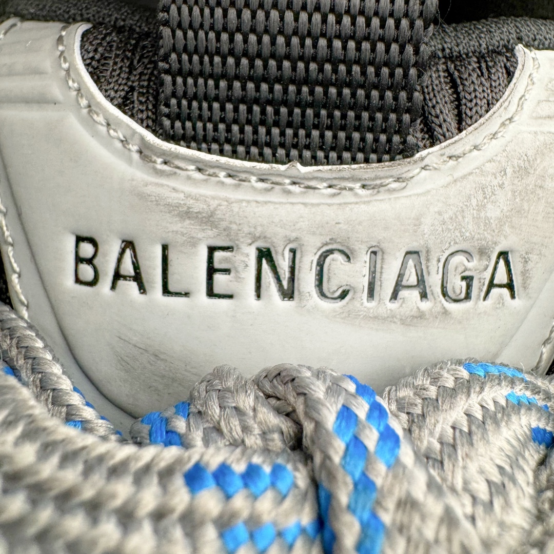 图片[16]-＃总裁特价福利 BALENCIAGA 10XL Sneakers 巴黎世家网布系带低帮走秀复古老爹鞋 圈内最强巴黎 尺码大小一比一还原Zp 区别其他工厂缩小两个号码 全套原纸板楦头开发 最原汁原味的灵魂版型 全鞋荧光划线卡点 胶水把控整洁度追求极致完美 每一双都是工艺品 多重QC质检 超越公司货的品控标准 实实在在的免检产品 原盒原配 正确字体电绣 粗细、位置、大小正确 侧边TPU 透气孔匹配意产原版 正确分离大底 TPU软底 原版一致大底LOGO 立体感十足 原厂皮料水洗做旧 采购原厂网纱 不含皮革 网布材料和聚氨酯 磨损效果 展现品牌对于新潮事物的热情 这款鞋子拥有巨大尺寸和醒目设计 符合当下”老爹鞋”的趋势 鞋子采用银灰配色 营造出低调而不失华丽的效果 10XL的尺码使它成为市场中最显眼的存在 适合追求个性化的人群 Balenciaga始终站在时尚前沿 此次发布的产品再次体现了他们的创新能力 偏大两码 尺码：35 36 37 38 39 40 41 42 43 44 45 46-选品中心