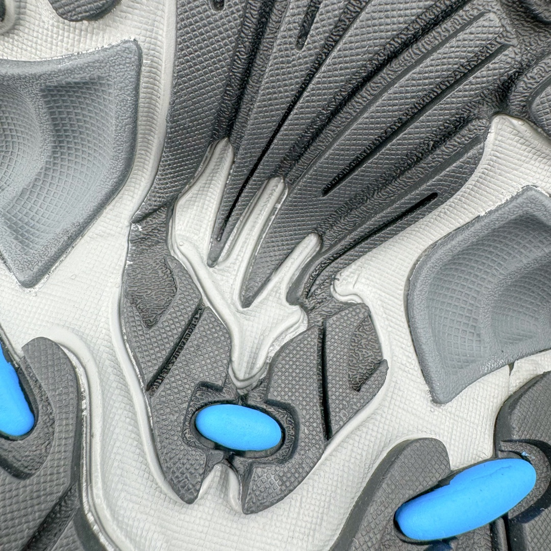 图片[15]-＃总裁特价福利 BALENCIAGA 10XL Sneakers 巴黎世家网布系带低帮走秀复古老爹鞋 圈内最强巴黎 尺码大小一比一还原Zp 区别其他工厂缩小两个号码 全套原纸板楦头开发 最原汁原味的灵魂版型 全鞋荧光划线卡点 胶水把控整洁度追求极致完美 每一双都是工艺品 多重QC质检 超越公司货的品控标准 实实在在的免检产品 原盒原配 正确字体电绣 粗细、位置、大小正确 侧边TPU 透气孔匹配意产原版 正确分离大底 TPU软底 原版一致大底LOGO 立体感十足 原厂皮料水洗做旧 采购原厂网纱 不含皮革 网布材料和聚氨酯 磨损效果 展现品牌对于新潮事物的热情 这款鞋子拥有巨大尺寸和醒目设计 符合当下”老爹鞋”的趋势 鞋子采用银灰配色 营造出低调而不失华丽的效果 10XL的尺码使它成为市场中最显眼的存在 适合追求个性化的人群 Balenciaga始终站在时尚前沿 此次发布的产品再次体现了他们的创新能力 偏大两码 尺码：35 36 37 38 39 40 41 42 43 44 45 46-选品中心