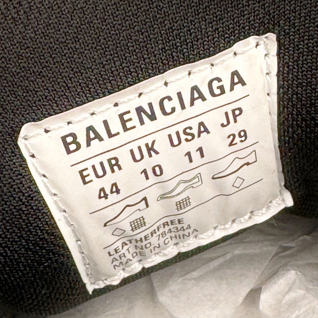 图片[21]-＃总裁特价福利 BALENCIAGA 10XL Sneakers 巴黎世家网布系带低帮走秀复古老爹鞋 圈内最强巴黎 尺码大小一比一还原Zp 区别其他工厂缩小两个号码 全套原纸板楦头开发 最原汁原味的灵魂版型 全鞋荧光划线卡点 胶水把控整洁度追求极致完美 每一双都是工艺品 多重QC质检 超越公司货的品控标准 实实在在的免检产品 原盒原配 正确字体电绣 粗细、位置、大小正确 侧边TPU 透气孔匹配意产原版 正确分离大底 TPU软底 原版一致大底LOGO 立体感十足 原厂皮料水洗做旧 采购原厂网纱 不含皮革 网布材料和聚氨酯 磨损效果 展现品牌对于新潮事物的热情 这款鞋子拥有巨大尺寸和醒目设计 符合当下”老爹鞋”的趋势 鞋子采用银灰配色 营造出低调而不失华丽的效果 10XL的尺码使它成为市场中最显眼的存在 适合追求个性化的人群 Balenciaga始终站在时尚前沿 此次发布的产品再次体现了他们的创新能力 偏大两码 尺码：35 36 37 38 39 40 41 42 43 44 45 46-选品中心