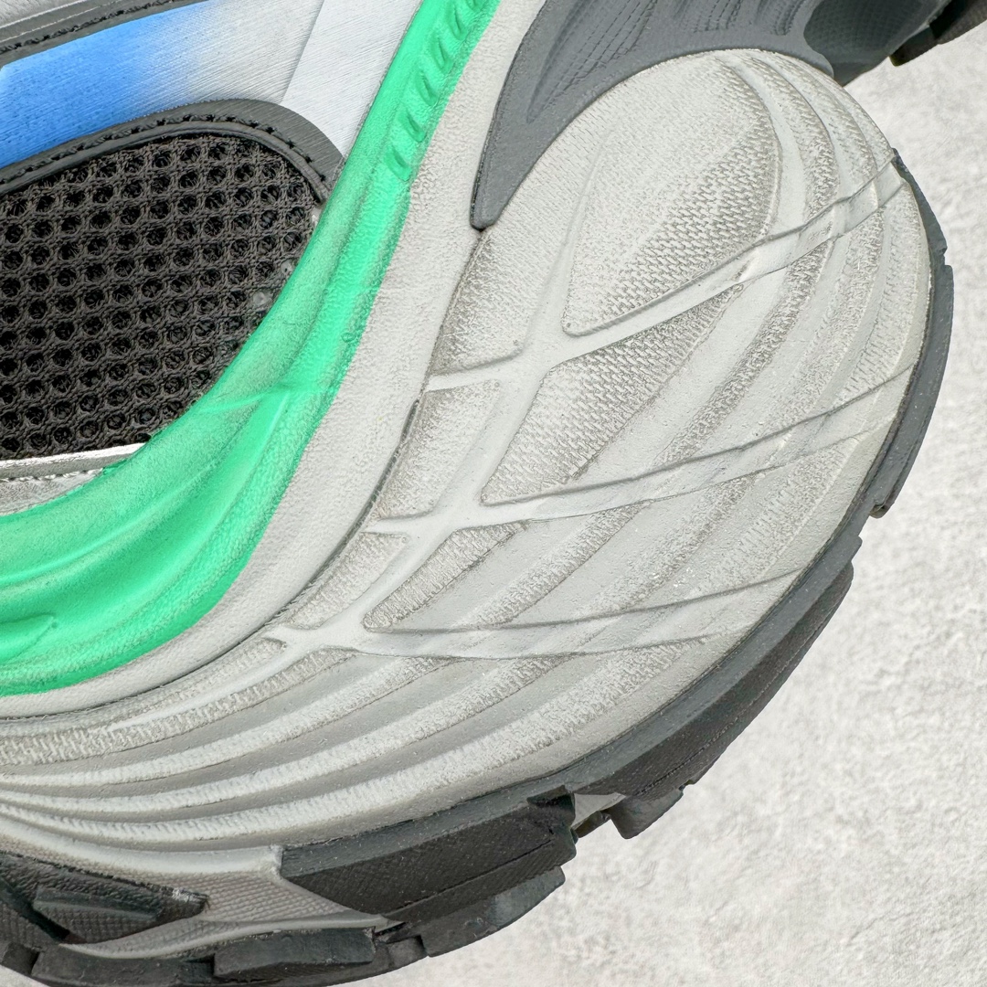 图片[19]-＃总裁特价福利 BALENCIAGA 10XL Sneakers 巴黎世家网布系带低帮走秀复古老爹鞋 圈内最强巴黎 尺码大小一比一还原Zp 区别其他工厂缩小两个号码 全套原纸板楦头开发 最原汁原味的灵魂版型 全鞋荧光划线卡点 胶水把控整洁度追求极致完美 每一双都是工艺品 多重QC质检 超越公司货的品控标准 实实在在的免检产品 原盒原配 正确字体电绣 粗细、位置、大小正确 侧边TPU 透气孔匹配意产原版 正确分离大底 TPU软底 原版一致大底LOGO 立体感十足 原厂皮料水洗做旧 采购原厂网纱 不含皮革 网布材料和聚氨酯 磨损效果 展现品牌对于新潮事物的热情 这款鞋子拥有巨大尺寸和醒目设计 符合当下”老爹鞋”的趋势 鞋子采用银灰配色 营造出低调而不失华丽的效果 10XL的尺码使它成为市场中最显眼的存在 适合追求个性化的人群 Balenciaga始终站在时尚前沿 此次发布的产品再次体现了他们的创新能力 偏大两码 尺码：35 36 37 38 39 40 41 42 43 44 45 46-选品中心