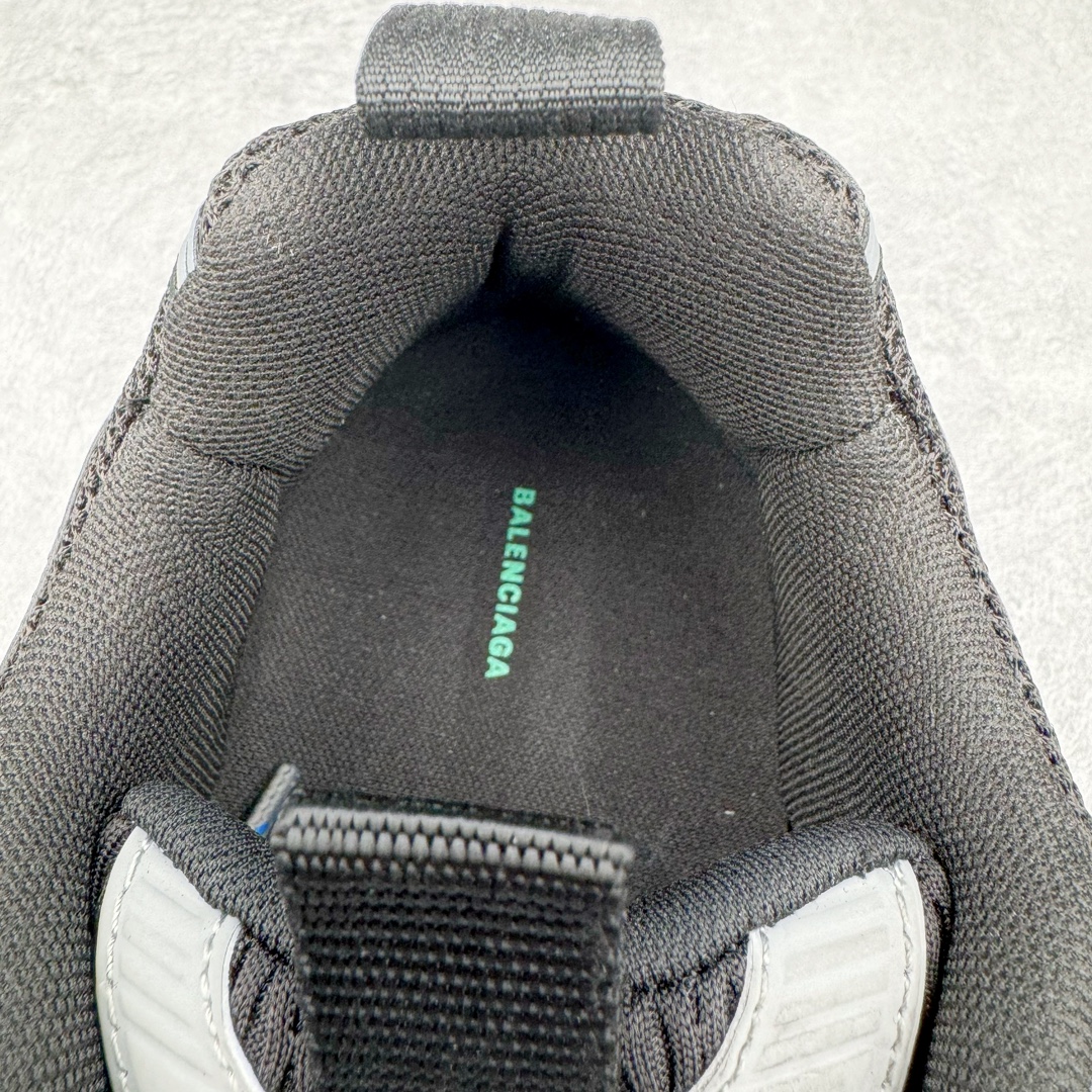 图片[20]-＃总裁特价福利 BALENCIAGA 10XL Sneakers 巴黎世家网布系带低帮走秀复古老爹鞋 圈内最强巴黎 尺码大小一比一还原Zp 区别其他工厂缩小两个号码 全套原纸板楦头开发 最原汁原味的灵魂版型 全鞋荧光划线卡点 胶水把控整洁度追求极致完美 每一双都是工艺品 多重QC质检 超越公司货的品控标准 实实在在的免检产品 原盒原配 正确字体电绣 粗细、位置、大小正确 侧边TPU 透气孔匹配意产原版 正确分离大底 TPU软底 原版一致大底LOGO 立体感十足 原厂皮料水洗做旧 采购原厂网纱 不含皮革 网布材料和聚氨酯 磨损效果 展现品牌对于新潮事物的热情 这款鞋子拥有巨大尺寸和醒目设计 符合当下”老爹鞋”的趋势 鞋子采用银灰配色 营造出低调而不失华丽的效果 10XL的尺码使它成为市场中最显眼的存在 适合追求个性化的人群 Balenciaga始终站在时尚前沿 此次发布的产品再次体现了他们的创新能力 偏大两码 尺码：35 36 37 38 39 40 41 42 43 44 45 46-选品中心