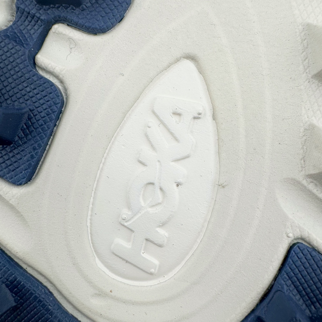 图片[17]-HOKA ONE ONE Mafate Speed 2 Low 玛法特2代系列低帮轻量户外越野休闲运动慢跑鞋 HOKA ONE ONE 最近推出了一个胶囊系列 Origin Story 这个系列里的 Mafate Speed 2 可以说让我日思夜想有一阵子了 最近终于拔草 让我来分享一下这双也是上脚赞到爆的越野跑鞋吧 以阿尔卑斯山脉作为主题将亮黄色与蓝色调覆盖在这经典轮廓之上 配色的呈现效果相当亮眼 以至于很多人买这个配色是用来日常搭配的 鞋面采用超轻的无缝架构 轻薄的TPU贴在透气的鞋面材料上 减轻重量同时也保证了支撑性 鞋底则采用滚动平衡技术 引导跑者回归自然步态 祖传的神奇EVA材质中底依旧是一如既往地表现优秀 能提供充足的缓震 作为HOKA家的越野跑鞋 VIBRAM 橡胶大底也是必不可少的 即便在复杂湿滑的地形 依旧能有良好的抓地力及稳定性 鞋带采用了弹性不易松脱的扁宽弹性鞋带 前掌与中掌部分也进行了加宽 也更加适合亚洲人的脚型 是一款十分全面且足够强悍的户外硬核越野鞋 而这双极其亮眼的越野跑鞋恰好又是在江山一百中参赛的UTMB冠军 Ludovic POMMERET 夺冠时穿着的战靴 这就让它变得更加有吸引力了 用来日常搭配的话短裤是基本不挑 长裤我个人推荐阔腿裤 工装裤以及各种长筒牛仔裤都可以 尺码：36 36.5 37.5 38 38.5 39 40 40.5 41 42 42.5 43 44 44.5 45-选品中心