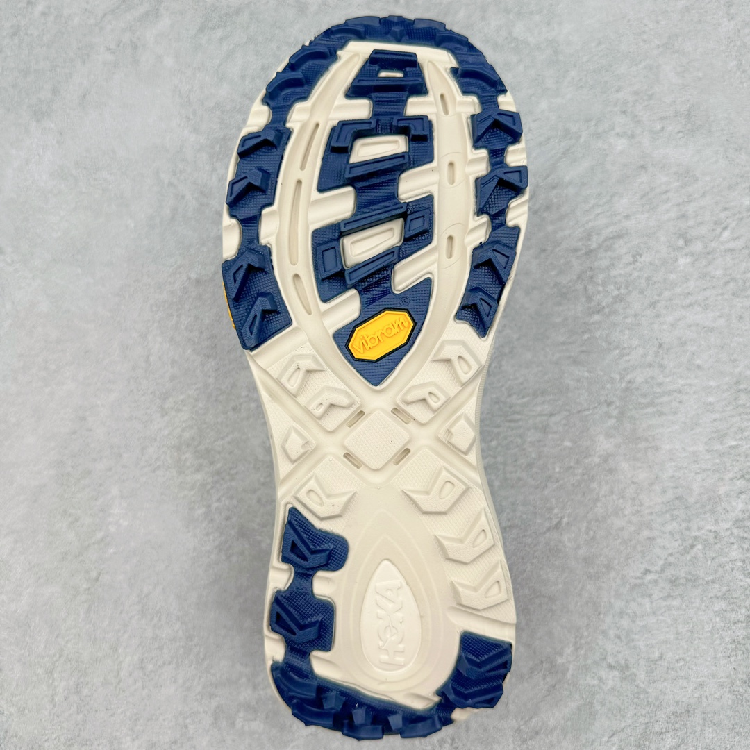 图片[9]-HOKA ONE ONE Mafate Speed 2 Low 玛法特2代系列低帮轻量户外越野休闲运动慢跑鞋 HOKA ONE ONE 最近推出了一个胶囊系列 Origin Story 这个系列里的 Mafate Speed 2 可以说让我日思夜想有一阵子了 最近终于拔草 让我来分享一下这双也是上脚赞到爆的越野跑鞋吧 以阿尔卑斯山脉作为主题将亮黄色与蓝色调覆盖在这经典轮廓之上 配色的呈现效果相当亮眼 以至于很多人买这个配色是用来日常搭配的 鞋面采用超轻的无缝架构 轻薄的TPU贴在透气的鞋面材料上 减轻重量同时也保证了支撑性 鞋底则采用滚动平衡技术 引导跑者回归自然步态 祖传的神奇EVA材质中底依旧是一如既往地表现优秀 能提供充足的缓震 作为HOKA家的越野跑鞋 VIBRAM 橡胶大底也是必不可少的 即便在复杂湿滑的地形 依旧能有良好的抓地力及稳定性 鞋带采用了弹性不易松脱的扁宽弹性鞋带 前掌与中掌部分也进行了加宽 也更加适合亚洲人的脚型 是一款十分全面且足够强悍的户外硬核越野鞋 而这双极其亮眼的越野跑鞋恰好又是在江山一百中参赛的UTMB冠军 Ludovic POMMERET 夺冠时穿着的战靴 这就让它变得更加有吸引力了 用来日常搭配的话短裤是基本不挑 长裤我个人推荐阔腿裤 工装裤以及各种长筒牛仔裤都可以 尺码：36 36.5 37.5 38 38.5 39 40 40.5 41 42 42.5 43 44 44.5 45-选品中心