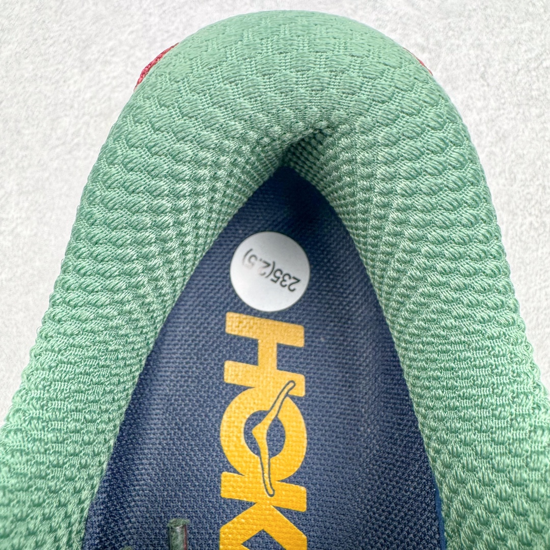图片[10]-HOKA ONE ONE Mafate Speed 2 Low 玛法特2代系列低帮轻量户外越野休闲运动慢跑鞋 HOKA ONE ONE 最近推出了一个胶囊系列 Origin Story 这个系列里的 Mafate Speed 2 可以说让我日思夜想有一阵子了 最近终于拔草 让我来分享一下这双也是上脚赞到爆的越野跑鞋吧 以阿尔卑斯山脉作为主题将亮黄色与蓝色调覆盖在这经典轮廓之上 配色的呈现效果相当亮眼 以至于很多人买这个配色是用来日常搭配的 鞋面采用超轻的无缝架构 轻薄的TPU贴在透气的鞋面材料上 减轻重量同时也保证了支撑性 鞋底则采用滚动平衡技术 引导跑者回归自然步态 祖传的神奇EVA材质中底依旧是一如既往地表现优秀 能提供充足的缓震 作为HOKA家的越野跑鞋 VIBRAM 橡胶大底也是必不可少的 即便在复杂湿滑的地形 依旧能有良好的抓地力及稳定性 鞋带采用了弹性不易松脱的扁宽弹性鞋带 前掌与中掌部分也进行了加宽 也更加适合亚洲人的脚型 是一款十分全面且足够强悍的户外硬核越野鞋 而这双极其亮眼的越野跑鞋恰好又是在江山一百中参赛的UTMB冠军 Ludovic POMMERET 夺冠时穿着的战靴 这就让它变得更加有吸引力了 用来日常搭配的话短裤是基本不挑 长裤我个人推荐阔腿裤 工装裤以及各种长筒牛仔裤都可以 尺码：36 36.5 37.5 38 38.5 39 40 40.5 41 42 42.5 43 44 44.5 45-选品中心