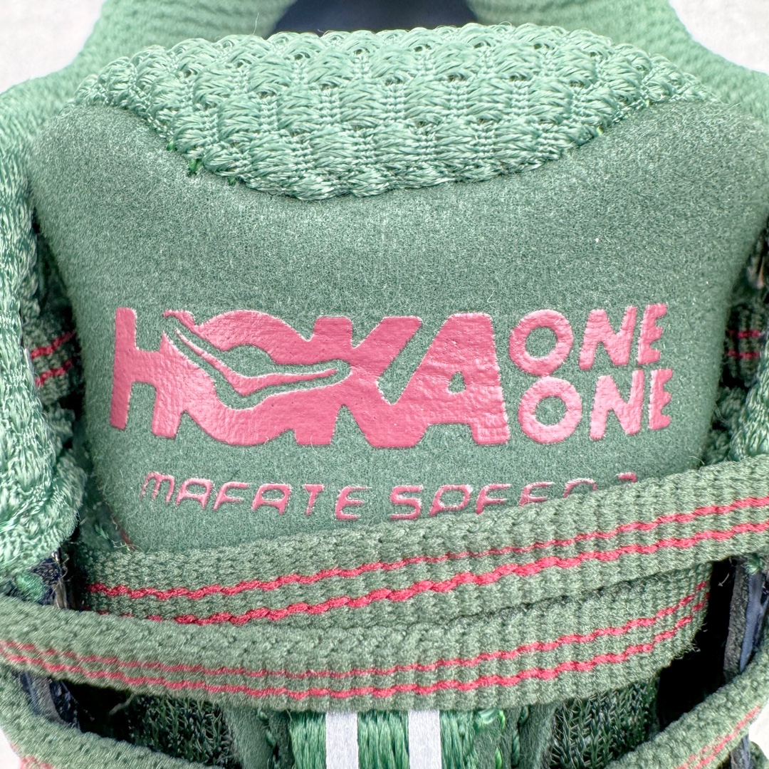 图片[11]-HOKA ONE ONE Mafate Speed 2 Low 玛法特2代系列低帮轻量户外越野休闲运动慢跑鞋 HOKA ONE ONE 最近推出了一个胶囊系列 Origin Story 这个系列里的 Mafate Speed 2 可以说让我日思夜想有一阵子了 最近终于拔草 让我来分享一下这双也是上脚赞到爆的越野跑鞋吧 以阿尔卑斯山脉作为主题将亮黄色与蓝色调覆盖在这经典轮廓之上 配色的呈现效果相当亮眼 以至于很多人买这个配色是用来日常搭配的 鞋面采用超轻的无缝架构 轻薄的TPU贴在透气的鞋面材料上 减轻重量同时也保证了支撑性 鞋底则采用滚动平衡技术 引导跑者回归自然步态 祖传的神奇EVA材质中底依旧是一如既往地表现优秀 能提供充足的缓震 作为HOKA家的越野跑鞋 VIBRAM 橡胶大底也是必不可少的 即便在复杂湿滑的地形 依旧能有良好的抓地力及稳定性 鞋带采用了弹性不易松脱的扁宽弹性鞋带 前掌与中掌部分也进行了加宽 也更加适合亚洲人的脚型 是一款十分全面且足够强悍的户外硬核越野鞋 而这双极其亮眼的越野跑鞋恰好又是在江山一百中参赛的UTMB冠军 Ludovic POMMERET 夺冠时穿着的战靴 这就让它变得更加有吸引力了 用来日常搭配的话短裤是基本不挑 长裤我个人推荐阔腿裤 工装裤以及各种长筒牛仔裤都可以 尺码：36 36.5 37.5 38 38.5 39 40 40.5 41 42 42.5 43 44 44.5 45-选品中心