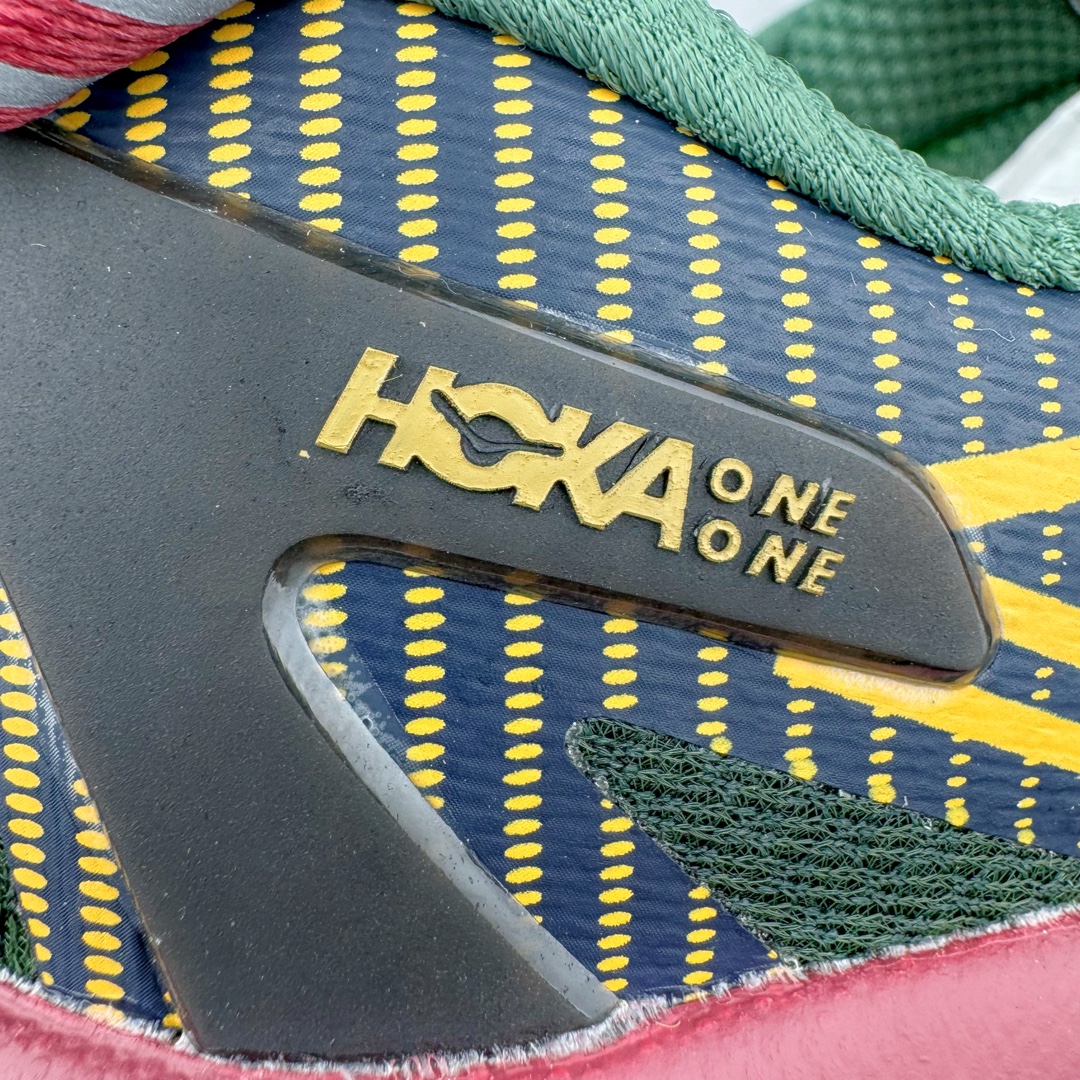 图片[12]-HOKA ONE ONE Mafate Speed 2 Low 玛法特2代系列低帮轻量户外越野休闲运动慢跑鞋 HOKA ONE ONE 最近推出了一个胶囊系列 Origin Story 这个系列里的 Mafate Speed 2 可以说让我日思夜想有一阵子了 最近终于拔草 让我来分享一下这双也是上脚赞到爆的越野跑鞋吧 以阿尔卑斯山脉作为主题将亮黄色与蓝色调覆盖在这经典轮廓之上 配色的呈现效果相当亮眼 以至于很多人买这个配色是用来日常搭配的 鞋面采用超轻的无缝架构 轻薄的TPU贴在透气的鞋面材料上 减轻重量同时也保证了支撑性 鞋底则采用滚动平衡技术 引导跑者回归自然步态 祖传的神奇EVA材质中底依旧是一如既往地表现优秀 能提供充足的缓震 作为HOKA家的越野跑鞋 VIBRAM 橡胶大底也是必不可少的 即便在复杂湿滑的地形 依旧能有良好的抓地力及稳定性 鞋带采用了弹性不易松脱的扁宽弹性鞋带 前掌与中掌部分也进行了加宽 也更加适合亚洲人的脚型 是一款十分全面且足够强悍的户外硬核越野鞋 而这双极其亮眼的越野跑鞋恰好又是在江山一百中参赛的UTMB冠军 Ludovic POMMERET 夺冠时穿着的战靴 这就让它变得更加有吸引力了 用来日常搭配的话短裤是基本不挑 长裤我个人推荐阔腿裤 工装裤以及各种长筒牛仔裤都可以 尺码：36 36.5 37.5 38 38.5 39 40 40.5 41 42 42.5 43 44 44.5 45-选品中心